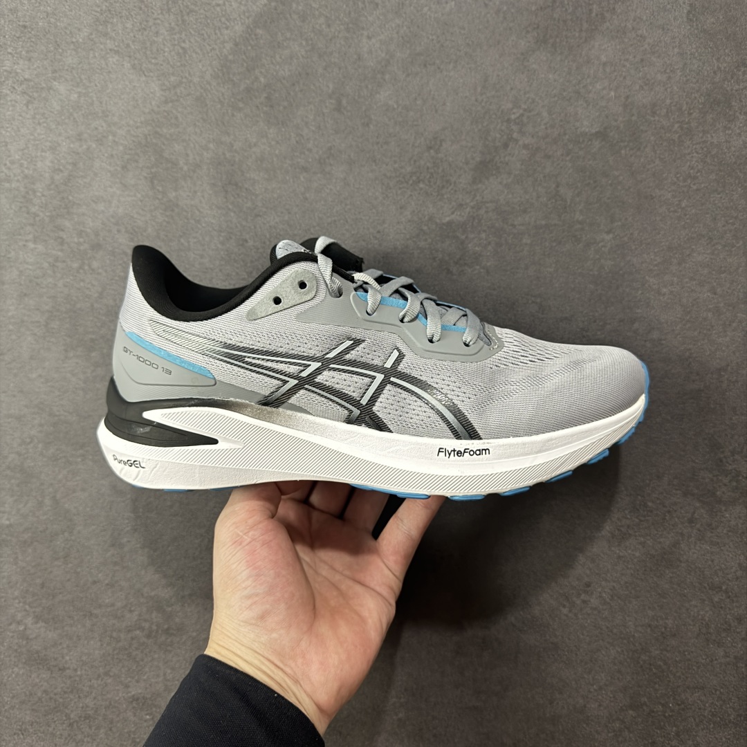 【公司级】Asics GT-1000 13 阿斯克斯 低帮 灰黑色 防滑耐磨舒适稳定低邦休闲跑步鞋 采用网眼鞋面,提供良好透气性。 中底处的Puregel科技与Flytefoam缓冲层可減轻鞋身的重量,带来更加柔软的触地脚感,PuergelL胶位于鞋跟底部,柔软度比标准GEL胶高67%,Flyteoama中底科技,具有良好的缓震性, 同时通过添加有机纤维材料,使得轻量性及耐用性得以实现;3D引导系统提供优秀的稳定性, 在磨损较多的部位配有AHAR+高耐磨橡胶,保持轻量性和抓地力的同时,发挥出更强耐磨性,提高跑鞋耐用度。 货号:1011B860-020 尺码:36-46带半码 编码:LNHB230240-选品中心