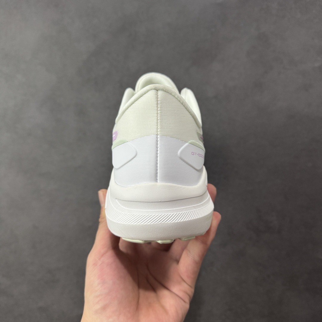 图片[4]-【定制版】Asics GT-1000 13 阿斯克斯 低帮 白紫绿 防滑耐磨舒适稳定低邦休闲训练短跑跑步鞋 采用网眼鞋面，提供良好透气性。 中底处的Puregel科技与Flytefoam缓冲层可減轻鞋身的重量，带来更加柔软的触地脚感，PuergelL胶位于鞋跟底部，柔软度比标准GEL胶高67%，Flyteoama中底科技，具有良好的缓震性， 同时通过添加有机纤维材料，使得轻量性及耐用性得以实现；3D引导系统提供优秀的稳定性， 在磨损较多的部位配有AHAR+高耐磨橡胶，保持轻量性和抓地力的同时，发挥出更强耐磨性，提高跑鞋耐用度。 货号：1012B663-100 尺码：36-46带半码 编码：LNHB230240-选品中心