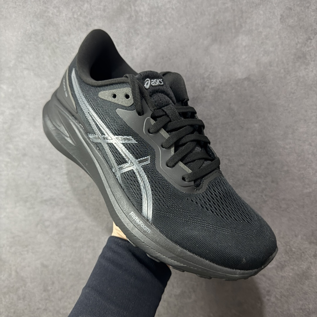 图片[3]-【公司级】Asics GT-1000 13 阿斯克斯 低帮 黑色 防滑耐磨舒适稳定低邦休闲训练短跑跑步鞋 采用网眼鞋面，提供良好透气性。 中底处的Puregel科技与Flytefoam缓冲层可減轻鞋身的重量，带来更加柔软的触地脚感，PuergelL胶位于鞋跟底部，柔软度比标准GEL胶高67%，Flyteoama中底科技，具有良好的缓震性， 同时通过添加有机纤维材料，使得轻量性及耐用性得以实现；3D引导系统提供优秀的稳定性， 在磨损较多的部位配有AHAR+高耐磨橡胶，保持轻量性和抓地力的同时，发挥出更强耐磨性，提高跑鞋耐用度。 男货号：1011B858-004 女货号：1012B663-004 尺码：36-46带半码 编码：LNHB230240-选品中心