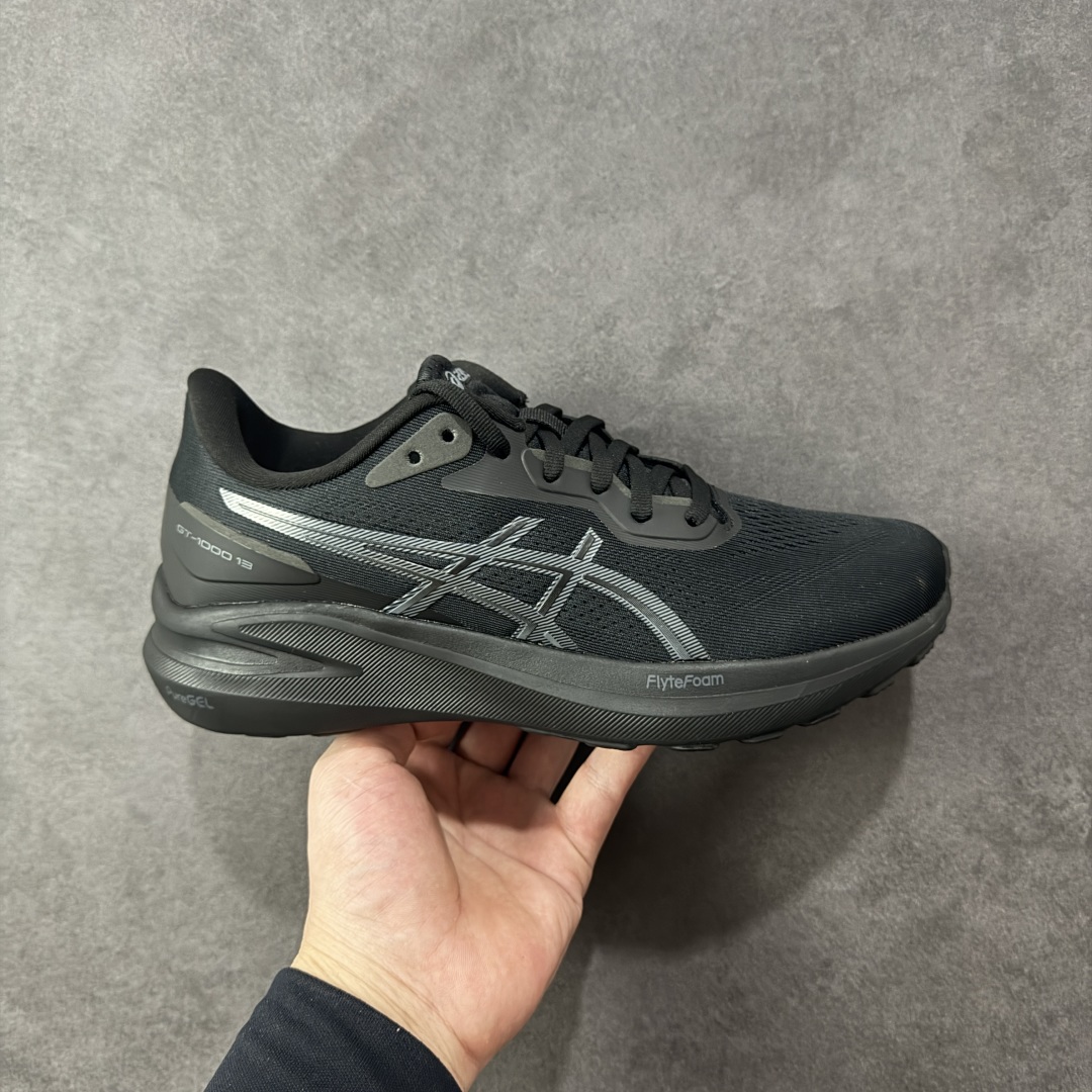 【公司级】Asics GT-1000 13 阿斯克斯 低帮 黑色 防滑耐磨舒适稳定低邦休闲训练短跑跑步鞋 采用网眼鞋面,提供良好透气性。 中底处的Puregel科技与Flytefoam缓冲层可減轻鞋身的重量,带来更加柔软的触地脚感,PuergelL胶位于鞋跟底部,柔软度比标准GEL胶高67%,Flyteoama中底科技,具有良好的缓震性, 同时通过添加有机纤维材料,使得轻量性及耐用性得以实现;3D引导系统提供优秀的稳定性, 在磨损较多的部位配有AHAR+高耐磨橡胶,保持轻量性和抓地力的同时,发挥出更强耐磨性,提高跑鞋耐用度。 男货号:1011B858-004 女货号:1012B663-004 尺码:36-46带半码 编码:LNHB230240-选品中心