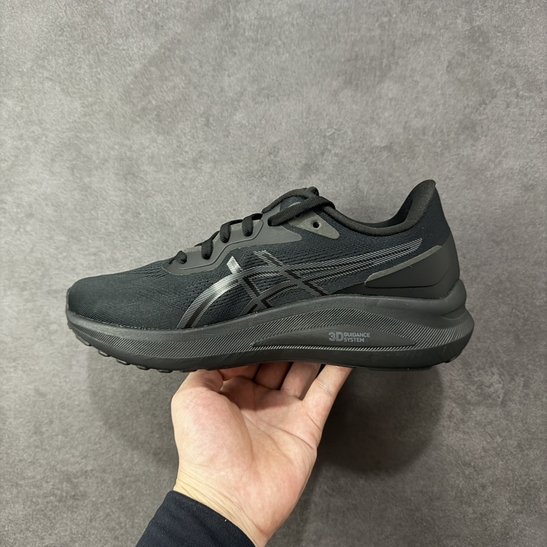 图片[2]-【公司级】Asics GT-1000 13 阿斯克斯 低帮 黑色 防滑耐磨舒适稳定低邦休闲训练短跑跑步鞋 采用网眼鞋面，提供良好透气性。 中底处的Puregel科技与Flytefoam缓冲层可減轻鞋身的重量，带来更加柔软的触地脚感，PuergelL胶位于鞋跟底部，柔软度比标准GEL胶高67%，Flyteoama中底科技，具有良好的缓震性， 同时通过添加有机纤维材料，使得轻量性及耐用性得以实现；3D引导系统提供优秀的稳定性， 在磨损较多的部位配有AHAR+高耐磨橡胶，保持轻量性和抓地力的同时，发挥出更强耐磨性，提高跑鞋耐用度。 男货号：1011B858-004 女货号：1012B663-004 尺码：36-46带半码 编码：LNHB230240-选品中心