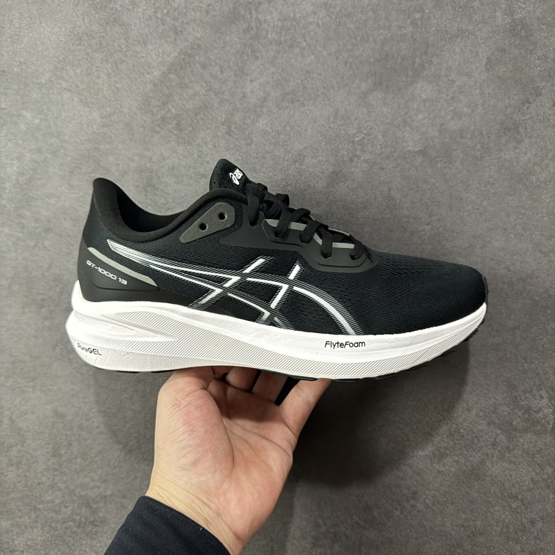 【公司级】Asics GT-1000 13 阿斯克斯 低帮 黑灰色 防滑耐磨舒适稳定低邦休闲训练短跑跑步鞋 采用网眼鞋面,提供良好透气性。 中底处的Puregel科技与Flytefoam缓冲层可減轻鞋身的重量,带来更加柔软的触地脚感,PuergelL胶位于鞋跟底部,柔软度比标准GEL胶高67%,Flyteoama中底科技,具有良好的缓震性, 同时通过添加有机纤维材料,使得轻量性及耐用性得以实现;3D引导系统提供优秀的稳定性, 在磨损较多的部位配有AHAR+高耐磨橡胶,保持轻量性和抓地力的同时,发挥出更强耐磨性,提高跑鞋耐用度。 男货号:1011B858-003 女货号:1012B663-003 尺码:36-46带半码 编码:LNHB230240-选品中心