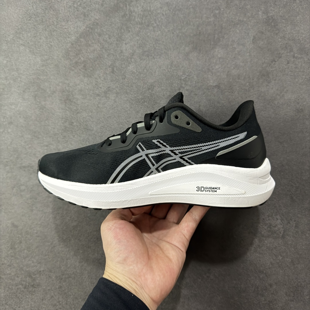 图片[2]-【公司级】Asics GT-1000 13 阿斯克斯 低帮 黑灰色 防滑耐磨舒适稳定低邦休闲训练短跑跑步鞋 采用网眼鞋面，提供良好透气性。 中底处的Puregel科技与Flytefoam缓冲层可減轻鞋身的重量，带来更加柔软的触地脚感，PuergelL胶位于鞋跟底部，柔软度比标准GEL胶高67%，Flyteoama中底科技，具有良好的缓震性， 同时通过添加有机纤维材料，使得轻量性及耐用性得以实现；3D引导系统提供优秀的稳定性， 在磨损较多的部位配有AHAR+高耐磨橡胶，保持轻量性和抓地力的同时，发挥出更强耐磨性，提高跑鞋耐用度。 男货号：1011B858-003 女货号：1012B663-003 尺码：36-46带半码 编码：LNHB230240-选品中心