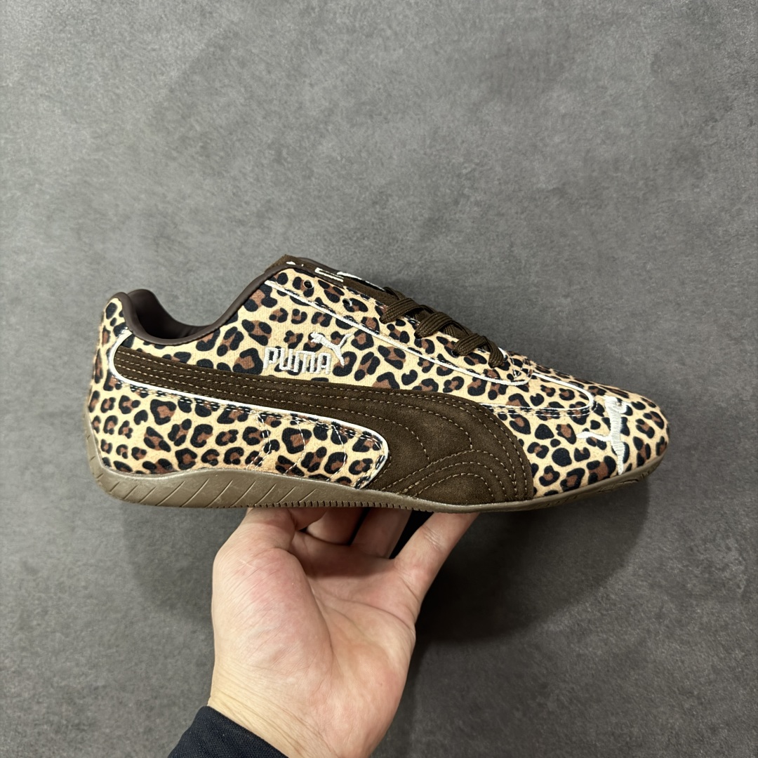 【XS版】Puma Speedcat OG Sparco 彪马罗马阿莫尔系列 复古运动休闲赛车跑鞋 全球知名运动品牌PUMA赛车系列 以趣味十足又前卫复古的设计引领潮流 将赛道精神融入街头时尚 开启前卫竞速之旅 主打前卫复古风 Roma鞋款的鞋侧以复古的流线造型 经典Logo 巧妙吸睛 而Speedcat鞋款以亮眼三色条纹元素缀以舒适鞋面 赋予了独特的个性美学 演绎赛车的无尽能量 货号:406690-01 尺码: 35.5-45-选品中心