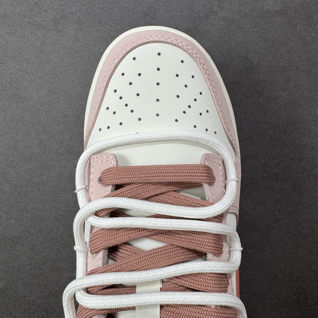 图片[8]-【YC纯原版】Nike Dunk Low 温柔豆沙 当柔雾粉褪去甜腻，如晨光中初绽的玫瑰，与纯净的珍珠白皮革共同勾勒出优雅廓形。鞋身如马卡龙色盘般柔和，豆沙粉Swoosh似笔锋勾勒的弧线，悄然将街头潮酷基因融入每一寸温柔肌理。后跟压印「Good Luck」幸运签名，是藏在细节里的仪式感，无需刻意张扬，温柔本身就是强大的磁场。 货号：PC0528-105 尺码：35.5 36 36.5 37.5 38 38.5 39 40-选品中心