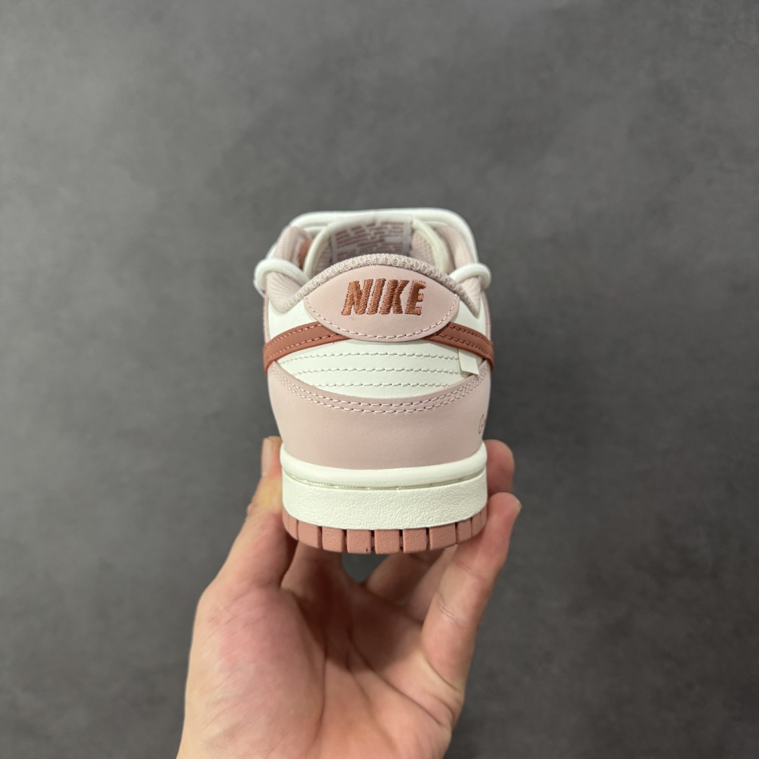 图片[4]-【YC纯原版】Nike Dunk Low 温柔豆沙 当柔雾粉褪去甜腻，如晨光中初绽的玫瑰，与纯净的珍珠白皮革共同勾勒出优雅廓形。鞋身如马卡龙色盘般柔和，豆沙粉Swoosh似笔锋勾勒的弧线，悄然将街头潮酷基因融入每一寸温柔肌理。后跟压印「Good Luck」幸运签名，是藏在细节里的仪式感，无需刻意张扬，温柔本身就是强大的磁场。 货号：PC0528-105 尺码：35.5 36 36.5 37.5 38 38.5 39 40-选品中心