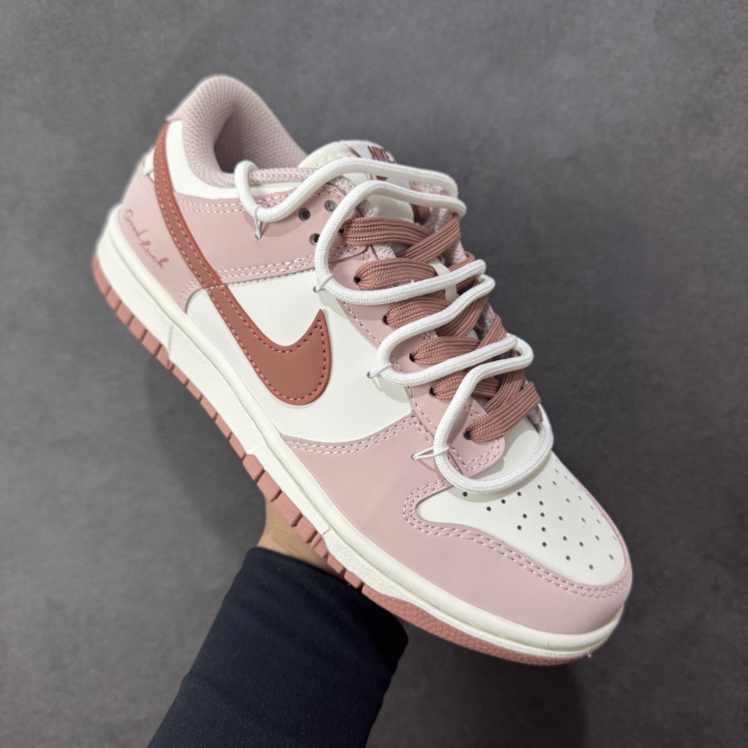 图片[3]-【YC纯原版】Nike Dunk Low 温柔豆沙 当柔雾粉褪去甜腻，如晨光中初绽的玫瑰，与纯净的珍珠白皮革共同勾勒出优雅廓形。鞋身如马卡龙色盘般柔和，豆沙粉Swoosh似笔锋勾勒的弧线，悄然将街头潮酷基因融入每一寸温柔肌理。后跟压印「Good Luck」幸运签名，是藏在细节里的仪式感，无需刻意张扬，温柔本身就是强大的磁场。 货号：PC0528-105 尺码：35.5 36 36.5 37.5 38 38.5 39 40-选品中心