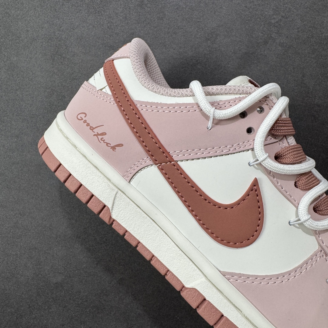 图片[6]-【YC纯原版】Nike Dunk Low 温柔豆沙 当柔雾粉褪去甜腻，如晨光中初绽的玫瑰，与纯净的珍珠白皮革共同勾勒出优雅廓形。鞋身如马卡龙色盘般柔和，豆沙粉Swoosh似笔锋勾勒的弧线，悄然将街头潮酷基因融入每一寸温柔肌理。后跟压印「Good Luck」幸运签名，是藏在细节里的仪式感，无需刻意张扬，温柔本身就是强大的磁场。 货号：PC0528-105 尺码：35.5 36 36.5 37.5 38 38.5 39 40-选品中心