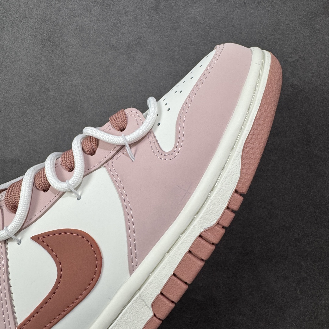 图片[5]-【YC纯原版】Nike Dunk Low 温柔豆沙 当柔雾粉褪去甜腻，如晨光中初绽的玫瑰，与纯净的珍珠白皮革共同勾勒出优雅廓形。鞋身如马卡龙色盘般柔和，豆沙粉Swoosh似笔锋勾勒的弧线，悄然将街头潮酷基因融入每一寸温柔肌理。后跟压印「Good Luck」幸运签名，是藏在细节里的仪式感，无需刻意张扬，温柔本身就是强大的磁场。 货号：PC0528-105 尺码：35.5 36 36.5 37.5 38 38.5 39 40-选品中心