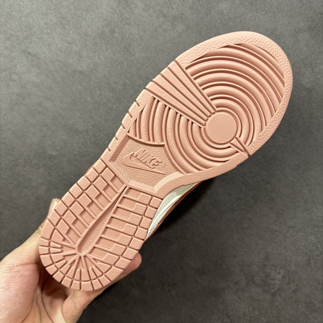 图片[9]-【YC纯原版】Nike Dunk Low 温柔豆沙 当柔雾粉褪去甜腻，如晨光中初绽的玫瑰，与纯净的珍珠白皮革共同勾勒出优雅廓形。鞋身如马卡龙色盘般柔和，豆沙粉Swoosh似笔锋勾勒的弧线，悄然将街头潮酷基因融入每一寸温柔肌理。后跟压印「Good Luck」幸运签名，是藏在细节里的仪式感，无需刻意张扬，温柔本身就是强大的磁场。 货号：PC0528-105 尺码：35.5 36 36.5 37.5 38 38.5 39 40-选品中心