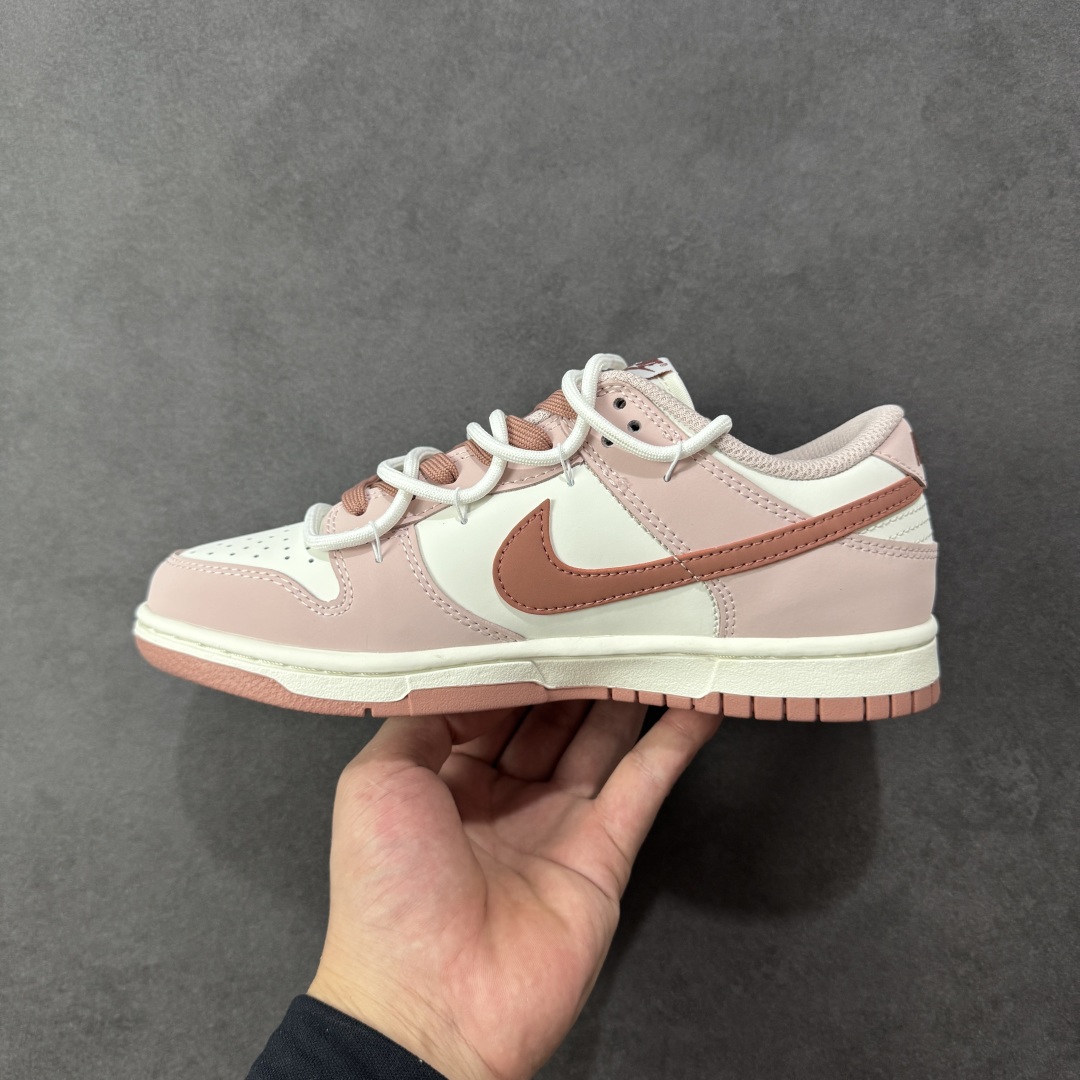 图片[2]-【YC纯原版】Nike Dunk Low 温柔豆沙 当柔雾粉褪去甜腻，如晨光中初绽的玫瑰，与纯净的珍珠白皮革共同勾勒出优雅廓形。鞋身如马卡龙色盘般柔和，豆沙粉Swoosh似笔锋勾勒的弧线，悄然将街头潮酷基因融入每一寸温柔肌理。后跟压印「Good Luck」幸运签名，是藏在细节里的仪式感，无需刻意张扬，温柔本身就是强大的磁场。 货号：PC0528-105 尺码：35.5 36 36.5 37.5 38 38.5 39 40-选品中心