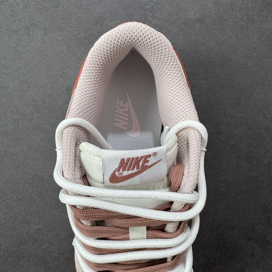 图片[7]-【YC纯原版】Nike Dunk Low 温柔豆沙 当柔雾粉褪去甜腻，如晨光中初绽的玫瑰，与纯净的珍珠白皮革共同勾勒出优雅廓形。鞋身如马卡龙色盘般柔和，豆沙粉Swoosh似笔锋勾勒的弧线，悄然将街头潮酷基因融入每一寸温柔肌理。后跟压印「Good Luck」幸运签名，是藏在细节里的仪式感，无需刻意张扬，温柔本身就是强大的磁场。 货号：PC0528-105 尺码：35.5 36 36.5 37.5 38 38.5 39 40-选品中心