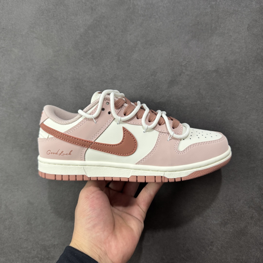 【YC纯原版】Nike Dunk Low 温柔豆沙 当柔雾粉褪去甜腻,如晨光中初绽的玫瑰,与纯净的珍珠白皮革共同勾勒出优雅廓形。鞋身如马卡龙色盘般柔和,豆沙粉Swoosh似笔锋勾勒的弧线,悄然将街头潮酷基因融入每一寸温柔肌理。后跟压印「Good Luck」幸运签名,是藏在细节里的仪式感,无需刻意张扬,温柔本身就是强大的磁场。 货号:PC0528-105 尺码:35.5 36 36.5 37.5 38 38.5 39 40-选品中心