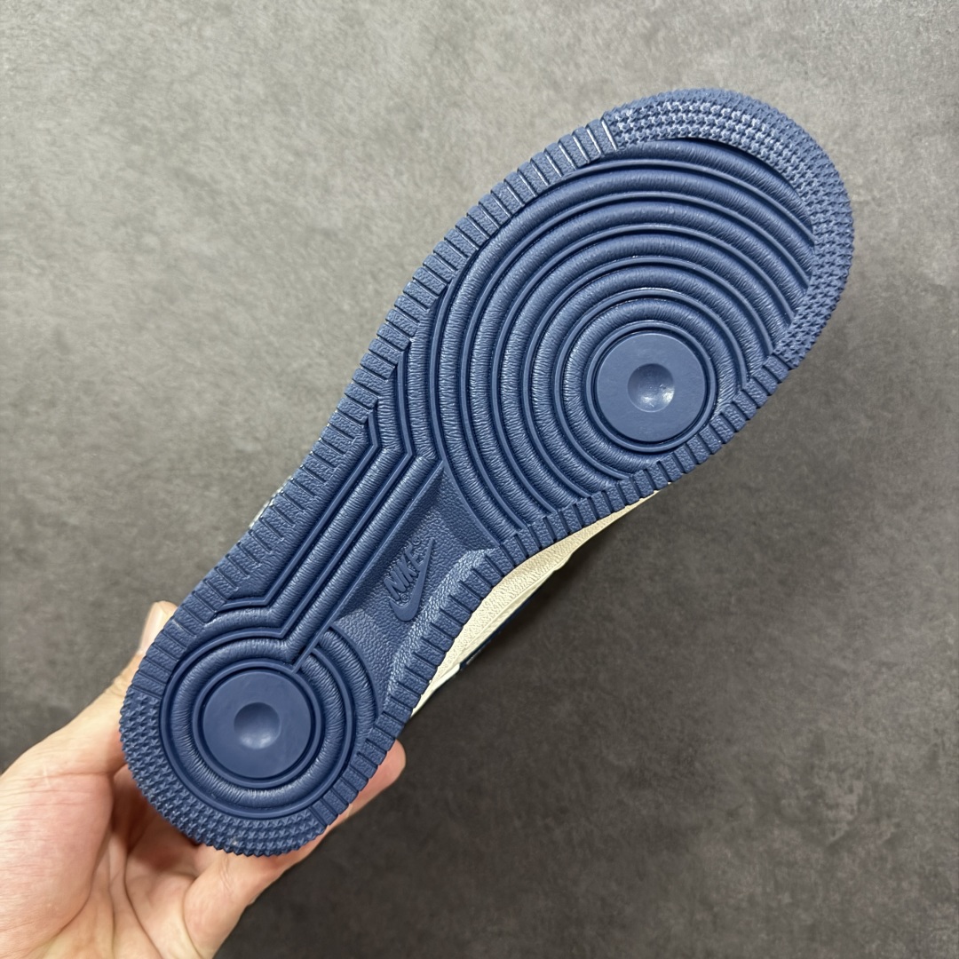 图片[9]-【定制版】Nike Air Force 1\’07 Low 联名 米白迷彩红蓝钩 空军一号低帮休闲板鞋 XD2588-609  #定制鞋盒 大厂纯原品质出货 超高清洁度 皮料切割干净无任何毛边 细节完美   尺码：36 36.5 37.5 38 38.5 39 40 40.5 41 42 42.5 43 44 44.5 45 编码：HXSB310320-选品中心