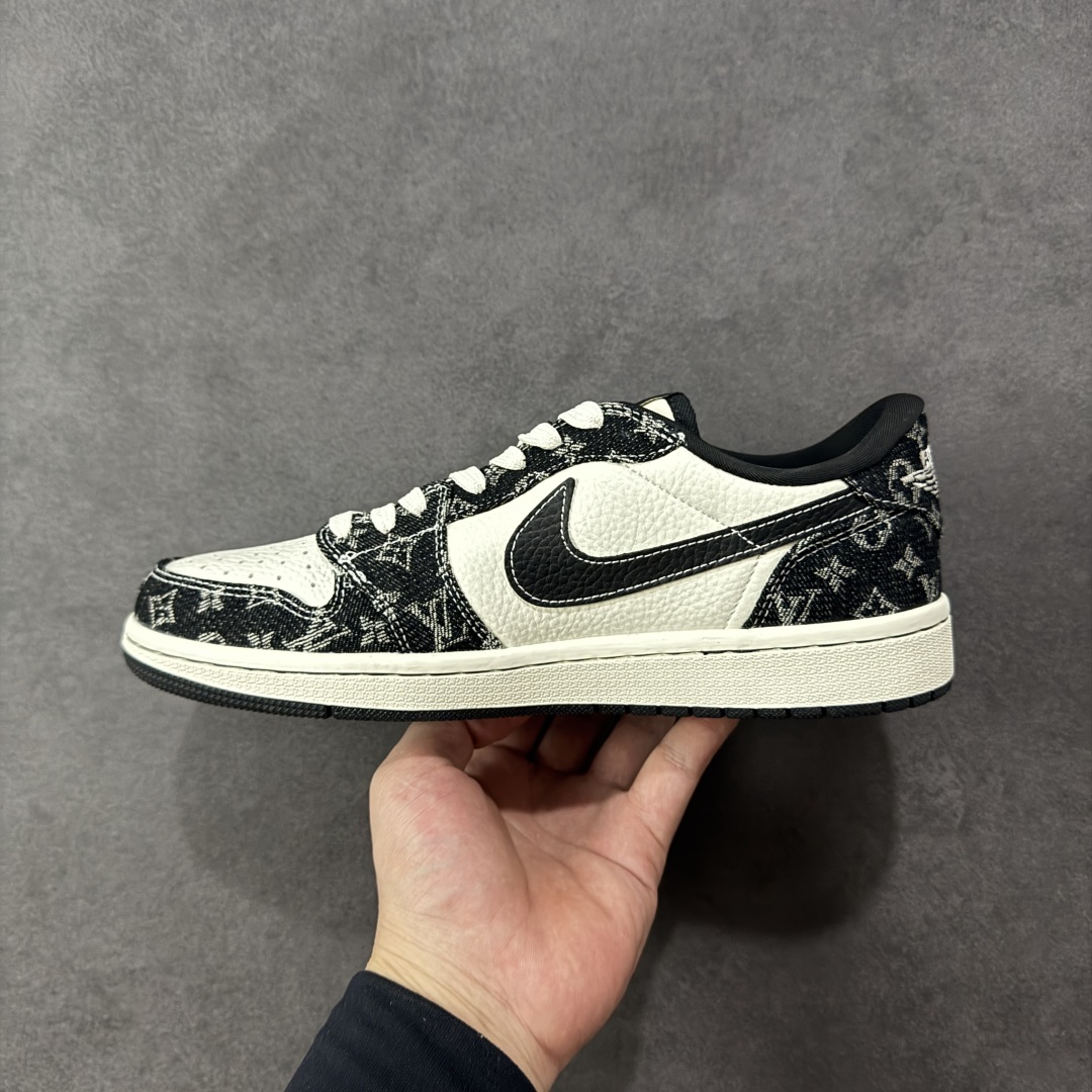 图片[2]-【定制版】Travis Scott x Fragment Design x Air Jordan 1 Low OG SP AJ1 乔1 LV联名 白黑牛仔 低帮文化休闲板鞋 SC0601-058  #多方联名合作融合了Travis Scott 独特的音乐风格，藤原浩个性的设计风格以及Jordan品牌的经典元素 使其成为一双具有独特身份和价值的鞋子 清新而立体的外观加上联名标识更突出了其独特身份 这种配色方案显示出活力和时尚感 在视觉上引人注目 鞋身的质感和细腻的细节处理使其显得高端而格调十足 这款“倒钩”联名是设计与创意完美结合 融合多方的个性风格是一款备受瞩目的潮流鞋款  尺码：36 36.5 37.5 38 38.5 39 40 40.5 41 42 42.5 43 44 44.5 45 编码：HXSB330340-选品中心