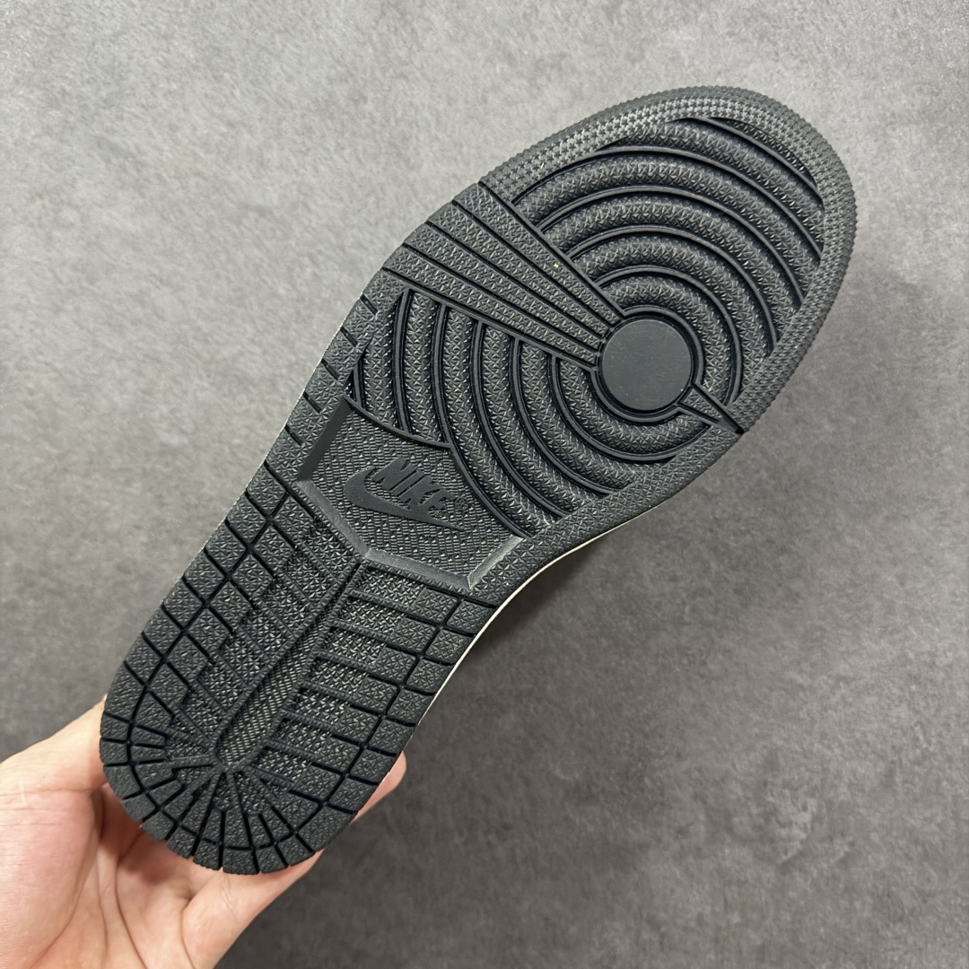 图片[9]-【定制版】Travis Scott x Fragment Design x Air Jordan 1 Low OG SP AJ1 乔1 LV联名 白黑牛仔 低帮文化休闲板鞋 SC0601-058  #多方联名合作融合了Travis Scott 独特的音乐风格，藤原浩个性的设计风格以及Jordan品牌的经典元素 使其成为一双具有独特身份和价值的鞋子 清新而立体的外观加上联名标识更突出了其独特身份 这种配色方案显示出活力和时尚感 在视觉上引人注目 鞋身的质感和细腻的细节处理使其显得高端而格调十足 这款“倒钩”联名是设计与创意完美结合 融合多方的个性风格是一款备受瞩目的潮流鞋款  尺码：36 36.5 37.5 38 38.5 39 40 40.5 41 42 42.5 43 44 44.5 45 编码：HXSB330340-选品中心