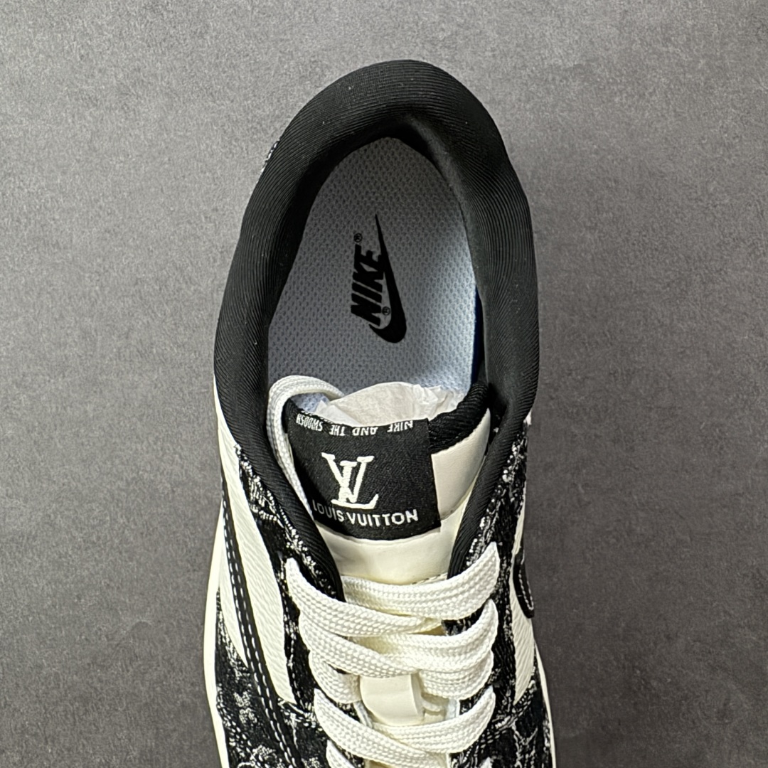 图片[7]-【定制版】Travis Scott x Fragment Design x Air Jordan 1 Low OG SP AJ1 乔1 LV联名 白黑牛仔 低帮文化休闲板鞋 SC0601-058  #多方联名合作融合了Travis Scott 独特的音乐风格，藤原浩个性的设计风格以及Jordan品牌的经典元素 使其成为一双具有独特身份和价值的鞋子 清新而立体的外观加上联名标识更突出了其独特身份 这种配色方案显示出活力和时尚感 在视觉上引人注目 鞋身的质感和细腻的细节处理使其显得高端而格调十足 这款“倒钩”联名是设计与创意完美结合 融合多方的个性风格是一款备受瞩目的潮流鞋款  尺码：36 36.5 37.5 38 38.5 39 40 40.5 41 42 42.5 43 44 44.5 45 编码：HXSB330340-选品中心