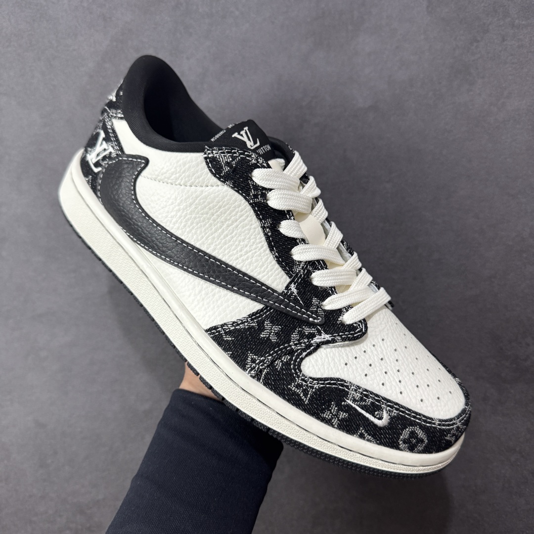 图片[3]-【定制版】Travis Scott x Fragment Design x Air Jordan 1 Low OG SP AJ1 乔1 LV联名 白黑牛仔 低帮文化休闲板鞋 SC0601-058  #多方联名合作融合了Travis Scott 独特的音乐风格，藤原浩个性的设计风格以及Jordan品牌的经典元素 使其成为一双具有独特身份和价值的鞋子 清新而立体的外观加上联名标识更突出了其独特身份 这种配色方案显示出活力和时尚感 在视觉上引人注目 鞋身的质感和细腻的细节处理使其显得高端而格调十足 这款“倒钩”联名是设计与创意完美结合 融合多方的个性风格是一款备受瞩目的潮流鞋款  尺码：36 36.5 37.5 38 38.5 39 40 40.5 41 42 42.5 43 44 44.5 45 编码：HXSB330340-选品中心