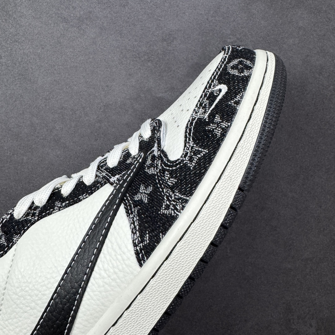 图片[5]-【定制版】Travis Scott x Fragment Design x Air Jordan 1 Low OG SP AJ1 乔1 LV联名 白黑牛仔 低帮文化休闲板鞋 SC0601-058  #多方联名合作融合了Travis Scott 独特的音乐风格，藤原浩个性的设计风格以及Jordan品牌的经典元素 使其成为一双具有独特身份和价值的鞋子 清新而立体的外观加上联名标识更突出了其独特身份 这种配色方案显示出活力和时尚感 在视觉上引人注目 鞋身的质感和细腻的细节处理使其显得高端而格调十足 这款“倒钩”联名是设计与创意完美结合 融合多方的个性风格是一款备受瞩目的潮流鞋款  尺码：36 36.5 37.5 38 38.5 39 40 40.5 41 42 42.5 43 44 44.5 45 编码：HXSB330340-选品中心