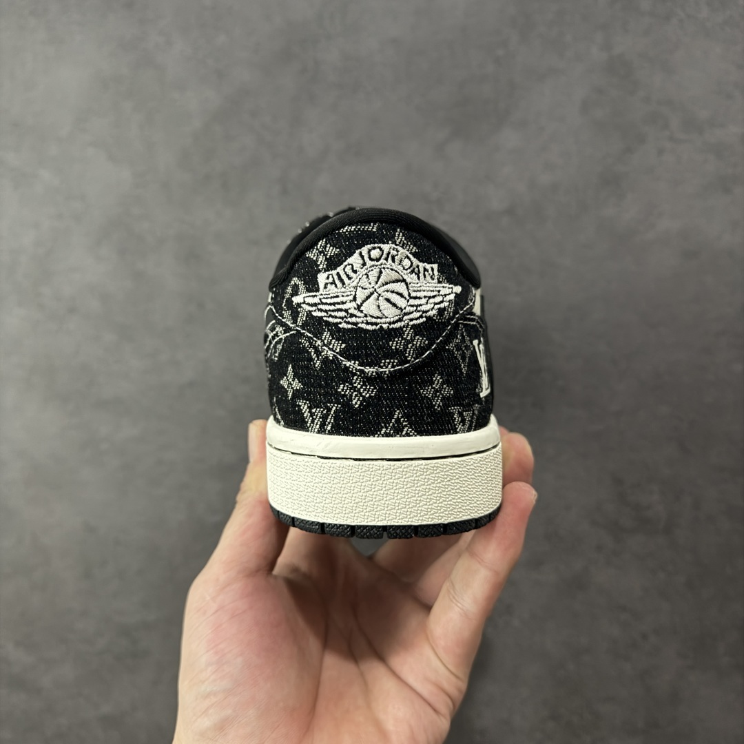图片[4]-【定制版】Travis Scott x Fragment Design x Air Jordan 1 Low OG SP AJ1 乔1 LV联名 白黑牛仔 低帮文化休闲板鞋 SC0601-058  #多方联名合作融合了Travis Scott 独特的音乐风格，藤原浩个性的设计风格以及Jordan品牌的经典元素 使其成为一双具有独特身份和价值的鞋子 清新而立体的外观加上联名标识更突出了其独特身份 这种配色方案显示出活力和时尚感 在视觉上引人注目 鞋身的质感和细腻的细节处理使其显得高端而格调十足 这款“倒钩”联名是设计与创意完美结合 融合多方的个性风格是一款备受瞩目的潮流鞋款  尺码：36 36.5 37.5 38 38.5 39 40 40.5 41 42 42.5 43 44 44.5 45 编码：HXSB330340-选品中心