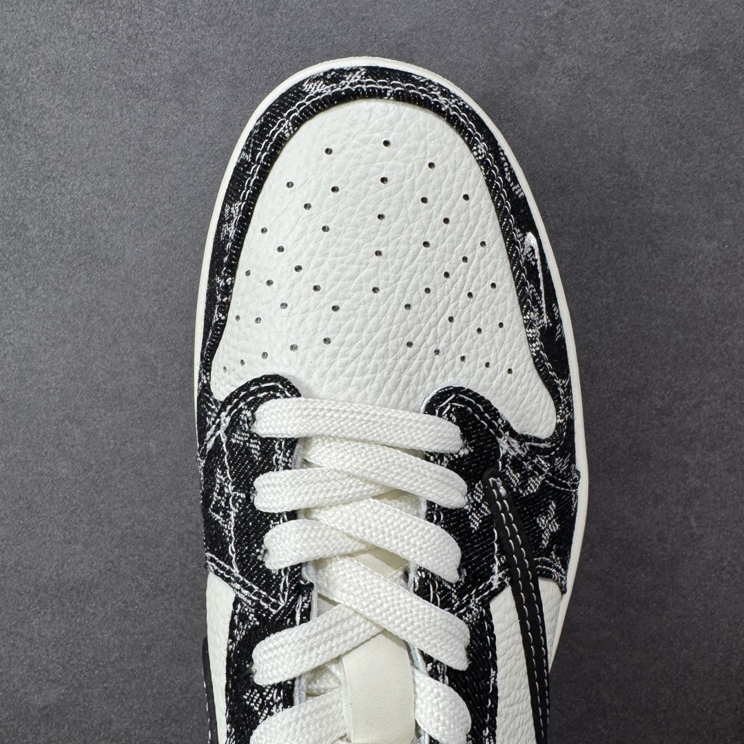 图片[8]-【定制版】Travis Scott x Fragment Design x Air Jordan 1 Low OG SP AJ1 乔1 LV联名 白黑牛仔 低帮文化休闲板鞋 SC0601-058  #多方联名合作融合了Travis Scott 独特的音乐风格，藤原浩个性的设计风格以及Jordan品牌的经典元素 使其成为一双具有独特身份和价值的鞋子 清新而立体的外观加上联名标识更突出了其独特身份 这种配色方案显示出活力和时尚感 在视觉上引人注目 鞋身的质感和细腻的细节处理使其显得高端而格调十足 这款“倒钩”联名是设计与创意完美结合 融合多方的个性风格是一款备受瞩目的潮流鞋款  尺码：36 36.5 37.5 38 38.5 39 40 40.5 41 42 42.5 43 44 44.5 45 编码：HXSB330340-选品中心