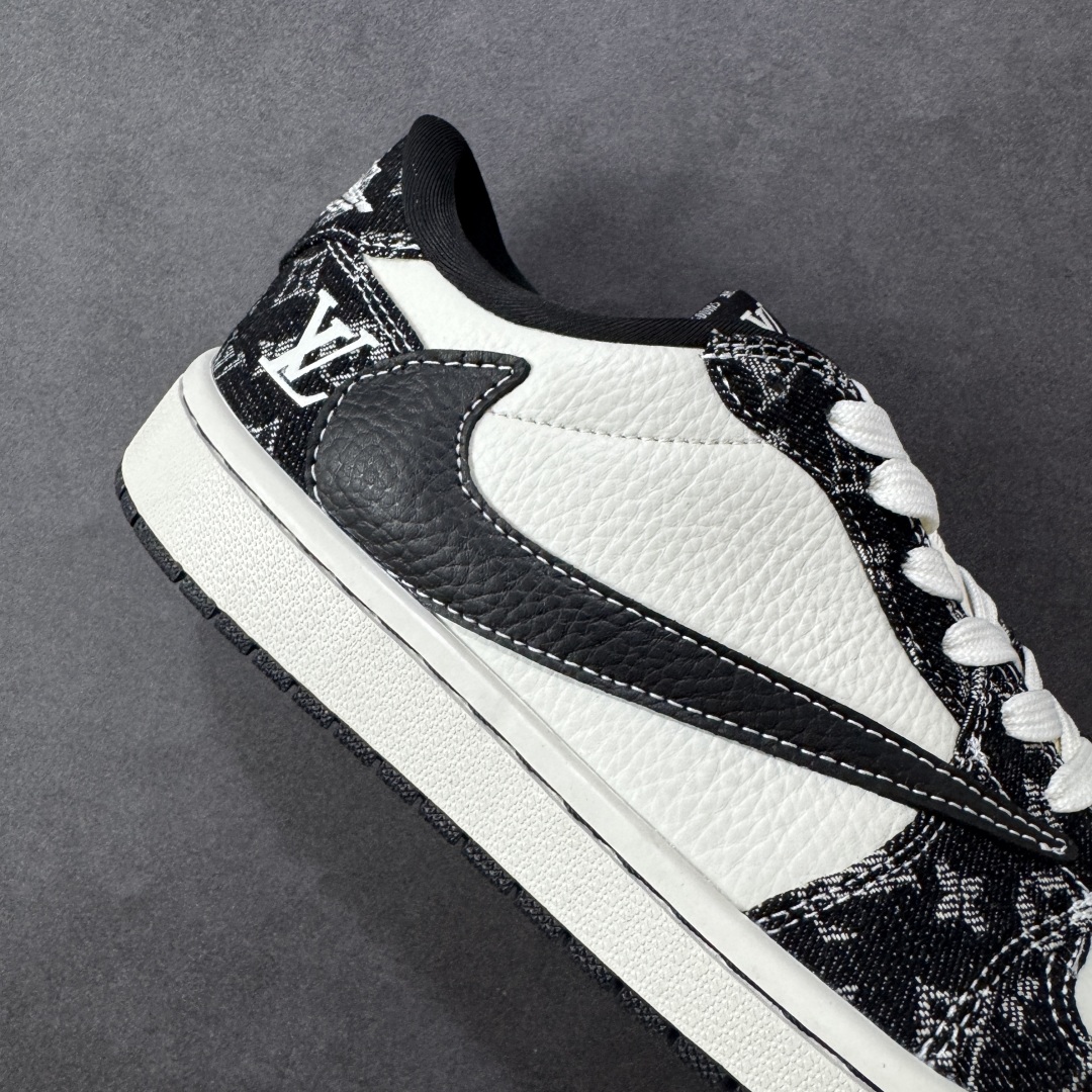 图片[6]-【定制版】Travis Scott x Fragment Design x Air Jordan 1 Low OG SP AJ1 乔1 LV联名 白黑牛仔 低帮文化休闲板鞋 SC0601-058  #多方联名合作融合了Travis Scott 独特的音乐风格，藤原浩个性的设计风格以及Jordan品牌的经典元素 使其成为一双具有独特身份和价值的鞋子 清新而立体的外观加上联名标识更突出了其独特身份 这种配色方案显示出活力和时尚感 在视觉上引人注目 鞋身的质感和细腻的细节处理使其显得高端而格调十足 这款“倒钩”联名是设计与创意完美结合 融合多方的个性风格是一款备受瞩目的潮流鞋款  尺码：36 36.5 37.5 38 38.5 39 40 40.5 41 42 42.5 43 44 44.5 45 编码：HXSB330340-选品中心