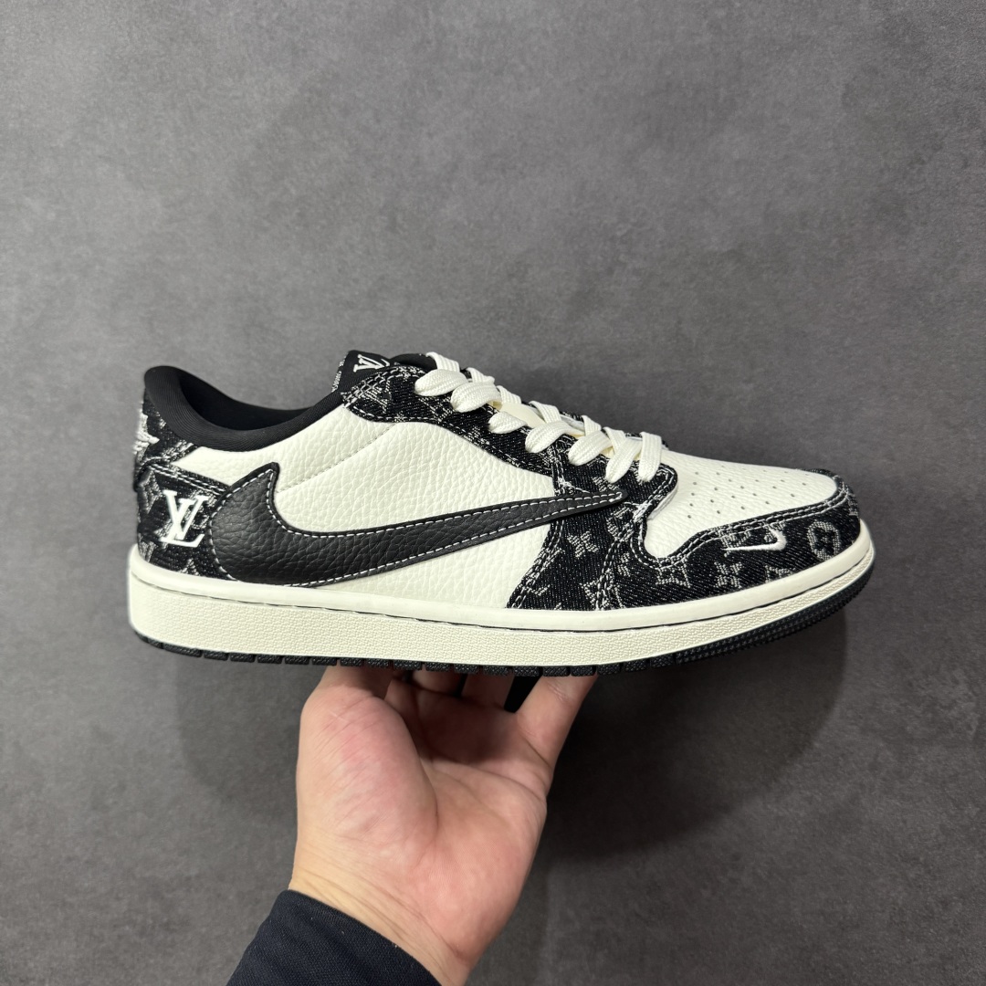【定制版】Travis Scott x Fragment Design x Air Jordan 1 Low OG SP AJ1 乔1 LV联名 白黑牛仔 低帮文化休闲板鞋 SC0601-058  #多方联名合作融合了Travis Scott 独特的音乐风格,藤原浩个性的设计风格以及Jordan品牌的经典元素 使其成为一双具有独特身份和价值的鞋子 清新而立体的外观加上联名标识更突出了其独特身份 这种配色方案显示出活力和时尚感 在视觉上引人注目 鞋身的质感和细腻的细节处理使其显得高端而格调十足 这款“倒钩”联名是设计与创意完美结合 融合多方的个性风格是一款备受瞩目的潮流鞋款  尺码:36 36.5 37.5 38 38.5 39 40 40.5 41 42 42.5 43 44 44.5 45 编码:HXSB330340-选品中心