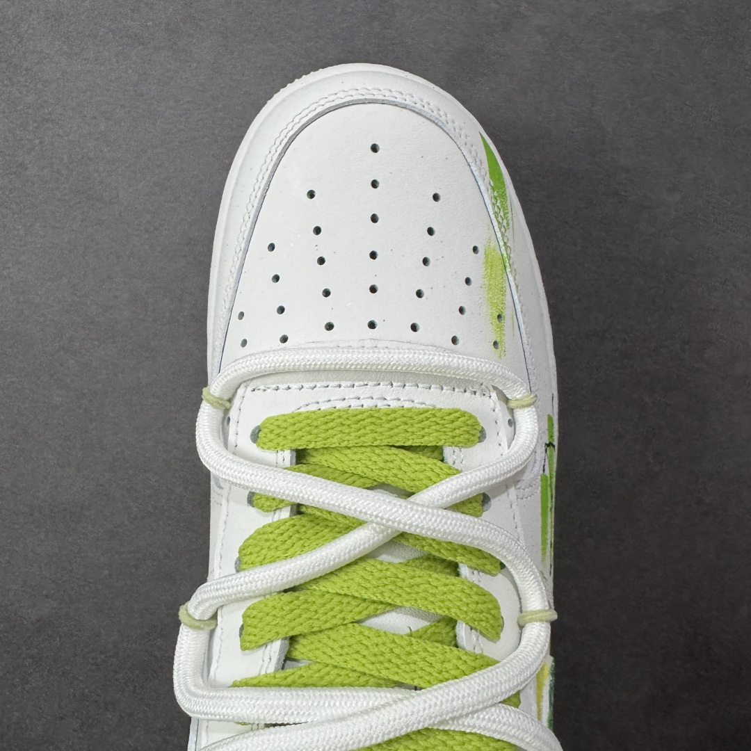 图片[8]-【定制版】Nike Air Force 1\’07 Low \”Capricorn\” 手绘涂鸦十二星座系列 摩羯座 空军一号低帮休闲板鞋 星座1222119  #设计师用清新又富有力量感的青绿色系，勾勒出摩羯座的星座符号与星轨意象，笔触间的涂鸦质感肆意又不失精致，恰似摩羯骨子里的沉稳与对自我风格的大胆表达。鞋身点缀的金属挂饰更添细节巧思，让每一步都似踩在星芒之上，将星座的神秘特质融入日常穿搭的潮流基因里  尺码：36 36.5 37.5 38 38.5 39 40 40.5 41 42 42.5 43 44 44.5 45 编码：HXSA310320-选品中心