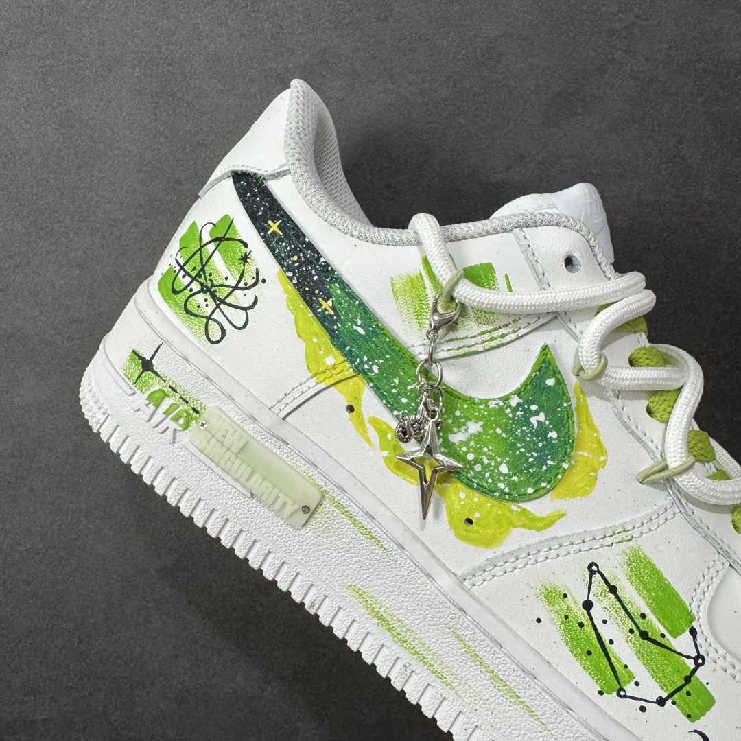 图片[6]-【定制版】Nike Air Force 1\’07 Low \”Capricorn\” 手绘涂鸦十二星座系列 摩羯座 空军一号低帮休闲板鞋 星座1222119  #设计师用清新又富有力量感的青绿色系，勾勒出摩羯座的星座符号与星轨意象，笔触间的涂鸦质感肆意又不失精致，恰似摩羯骨子里的沉稳与对自我风格的大胆表达。鞋身点缀的金属挂饰更添细节巧思，让每一步都似踩在星芒之上，将星座的神秘特质融入日常穿搭的潮流基因里  尺码：36 36.5 37.5 38 38.5 39 40 40.5 41 42 42.5 43 44 44.5 45 编码：HXSA310320-选品中心