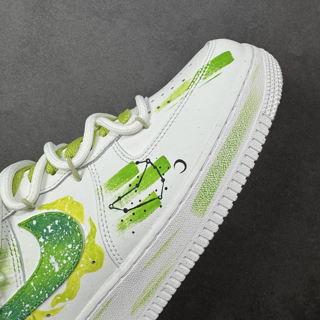 图片[5]-【定制版】Nike Air Force 1\’07 Low \”Capricorn\” 手绘涂鸦十二星座系列 摩羯座 空军一号低帮休闲板鞋 星座1222119  #设计师用清新又富有力量感的青绿色系，勾勒出摩羯座的星座符号与星轨意象，笔触间的涂鸦质感肆意又不失精致，恰似摩羯骨子里的沉稳与对自我风格的大胆表达。鞋身点缀的金属挂饰更添细节巧思，让每一步都似踩在星芒之上，将星座的神秘特质融入日常穿搭的潮流基因里  尺码：36 36.5 37.5 38 38.5 39 40 40.5 41 42 42.5 43 44 44.5 45 编码：HXSA310320-选品中心