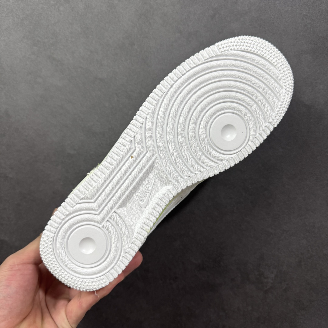 图片[9]-【定制版】Nike Air Force 1\’07 Low \”Capricorn\” 手绘涂鸦十二星座系列 摩羯座 空军一号低帮休闲板鞋 星座1222119  #设计师用清新又富有力量感的青绿色系，勾勒出摩羯座的星座符号与星轨意象，笔触间的涂鸦质感肆意又不失精致，恰似摩羯骨子里的沉稳与对自我风格的大胆表达。鞋身点缀的金属挂饰更添细节巧思，让每一步都似踩在星芒之上，将星座的神秘特质融入日常穿搭的潮流基因里  尺码：36 36.5 37.5 38 38.5 39 40 40.5 41 42 42.5 43 44 44.5 45 编码：HXSA310320-选品中心