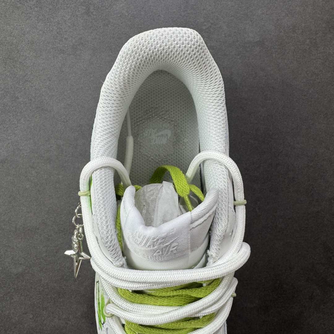图片[7]-【定制版】Nike Air Force 1\’07 Low \”Capricorn\” 手绘涂鸦十二星座系列 摩羯座 空军一号低帮休闲板鞋 星座1222119  #设计师用清新又富有力量感的青绿色系，勾勒出摩羯座的星座符号与星轨意象，笔触间的涂鸦质感肆意又不失精致，恰似摩羯骨子里的沉稳与对自我风格的大胆表达。鞋身点缀的金属挂饰更添细节巧思，让每一步都似踩在星芒之上，将星座的神秘特质融入日常穿搭的潮流基因里  尺码：36 36.5 37.5 38 38.5 39 40 40.5 41 42 42.5 43 44 44.5 45 编码：HXSA310320-选品中心