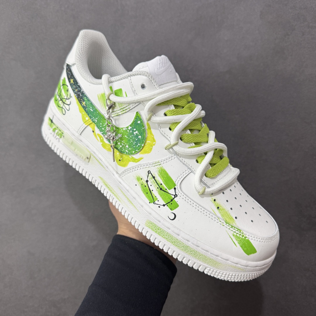 图片[3]-【定制版】Nike Air Force 1\’07 Low \”Capricorn\” 手绘涂鸦十二星座系列 摩羯座 空军一号低帮休闲板鞋 星座1222119  #设计师用清新又富有力量感的青绿色系，勾勒出摩羯座的星座符号与星轨意象，笔触间的涂鸦质感肆意又不失精致，恰似摩羯骨子里的沉稳与对自我风格的大胆表达。鞋身点缀的金属挂饰更添细节巧思，让每一步都似踩在星芒之上，将星座的神秘特质融入日常穿搭的潮流基因里  尺码：36 36.5 37.5 38 38.5 39 40 40.5 41 42 42.5 43 44 44.5 45 编码：HXSA310320-选品中心