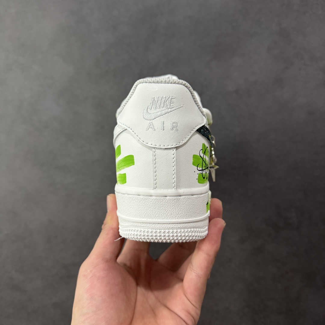 图片[4]-【定制版】Nike Air Force 1\’07 Low \”Capricorn\” 手绘涂鸦十二星座系列 摩羯座 空军一号低帮休闲板鞋 星座1222119  #设计师用清新又富有力量感的青绿色系，勾勒出摩羯座的星座符号与星轨意象，笔触间的涂鸦质感肆意又不失精致，恰似摩羯骨子里的沉稳与对自我风格的大胆表达。鞋身点缀的金属挂饰更添细节巧思，让每一步都似踩在星芒之上，将星座的神秘特质融入日常穿搭的潮流基因里  尺码：36 36.5 37.5 38 38.5 39 40 40.5 41 42 42.5 43 44 44.5 45 编码：HXSA310320-选品中心