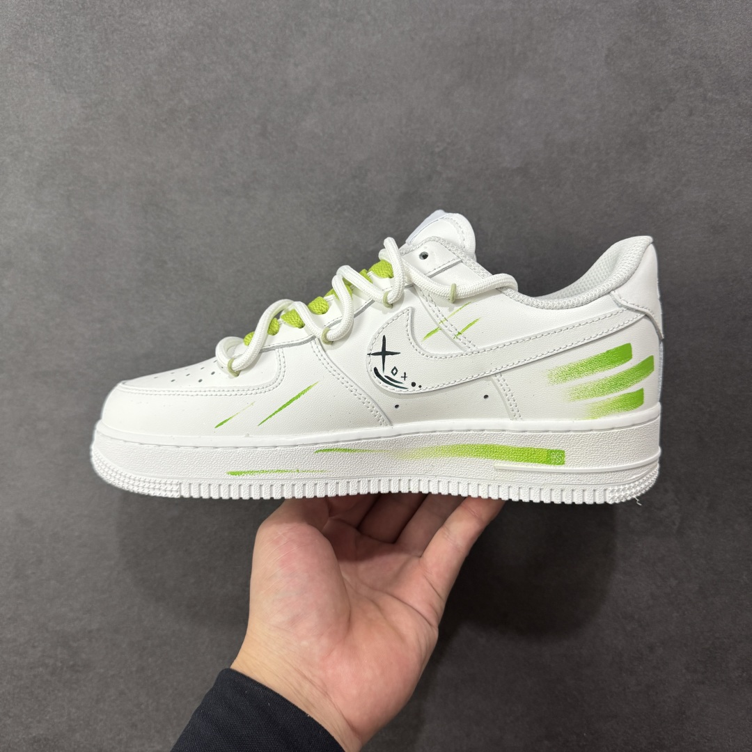 图片[2]-【定制版】Nike Air Force 1\’07 Low \”Capricorn\” 手绘涂鸦十二星座系列 摩羯座 空军一号低帮休闲板鞋 星座1222119  #设计师用清新又富有力量感的青绿色系，勾勒出摩羯座的星座符号与星轨意象，笔触间的涂鸦质感肆意又不失精致，恰似摩羯骨子里的沉稳与对自我风格的大胆表达。鞋身点缀的金属挂饰更添细节巧思，让每一步都似踩在星芒之上，将星座的神秘特质融入日常穿搭的潮流基因里  尺码：36 36.5 37.5 38 38.5 39 40 40.5 41 42 42.5 43 44 44.5 45 编码：HXSA310320-选品中心