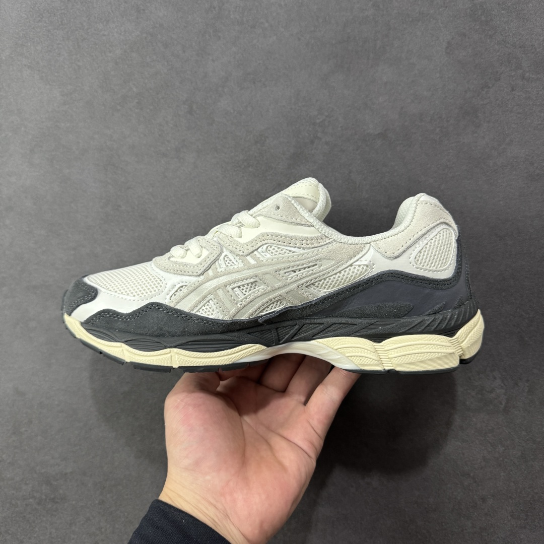 图片[2]-【公司级】Asics Gel-NYC复古单品 亚瑟士ASICSTIGER秋季新款休闲鞋 厚底街头运动休闲鞋 ASICS亚瑟士推出全新GEL-NYC，彰显纽约都市活力 这次的新系列融入了多个版本GEL的经典设计风格，广受好评。其设计灵感来源于GEL-NIMBUS 3,GEL-MC PLUS V 和 GEL-CUMULUS 16 这些往日经典鞋款。GEL-NYC使用GEL-CUMULUS 16鞋款的鞋楦设计,展现了独特的现代化美学。鞋底采用了轻质发泡材料,并在后跟和前掌处采用了ASICS亚瑟士核心科技——GEL缓震胶,赋予鞋款强大的缓冲性能,提供了更柔软舒适的穿着体验。而在原有设计的启发之上,此次鞋款采用更贴合当今潮流趋势的材料和创新技术,展现出纽约充满活力的都市精神。 尺码：36-45-选品中心