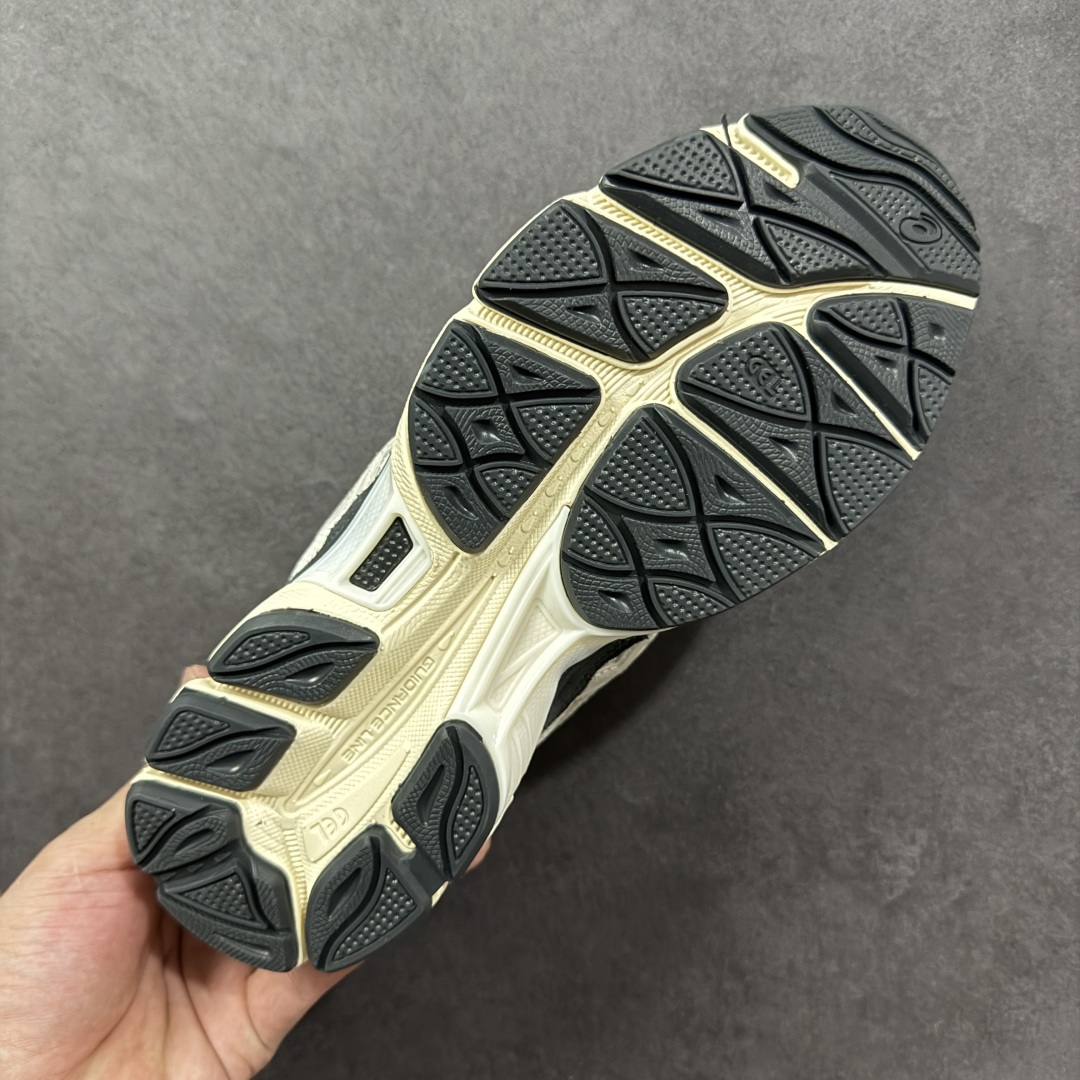 图片[9]-【公司级】Asics Gel-NYC复古单品 亚瑟士ASICSTIGER秋季新款休闲鞋 厚底街头运动休闲鞋 ASICS亚瑟士推出全新GEL-NYC，彰显纽约都市活力 这次的新系列融入了多个版本GEL的经典设计风格，广受好评。其设计灵感来源于GEL-NIMBUS 3,GEL-MC PLUS V 和 GEL-CUMULUS 16 这些往日经典鞋款。GEL-NYC使用GEL-CUMULUS 16鞋款的鞋楦设计,展现了独特的现代化美学。鞋底采用了轻质发泡材料,并在后跟和前掌处采用了ASICS亚瑟士核心科技——GEL缓震胶,赋予鞋款强大的缓冲性能,提供了更柔软舒适的穿着体验。而在原有设计的启发之上,此次鞋款采用更贴合当今潮流趋势的材料和创新技术,展现出纽约充满活力的都市精神。 尺码：36-45-选品中心