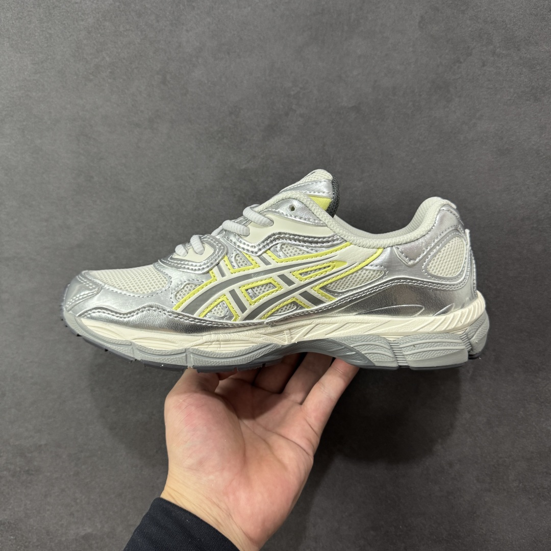 图片[2]-【公司级】Asics Gel-NYC复古单品 亚瑟士ASICSTIGER秋季新款休闲鞋 厚底街头运动休闲鞋 ASICS亚瑟士推出全新GEL-NYC，彰显纽约都市活力 这次的新系列融入了多个版本GEL的经典设计风格，广受好评。其设计灵感来源于GEL-NIMBUS 3,GEL-MC PLUS V 和 GEL-CUMULUS 16 这些往日经典鞋款。GEL-NYC使用GEL-CUMULUS 16鞋款的鞋楦设计,展现了独特的现代化美学。鞋底采用了轻质发泡材料,并在后跟和前掌处采用了ASICS亚瑟士核心科技——GEL缓震胶,赋予鞋款强大的缓冲性能,提供了更柔软舒适的穿着体验。而在原有设计的启发之上,此次鞋款采用更贴合当今潮流趋势的材料和创新技术,展现出纽约充满活力的都市精神。 尺码：36-45-选品中心