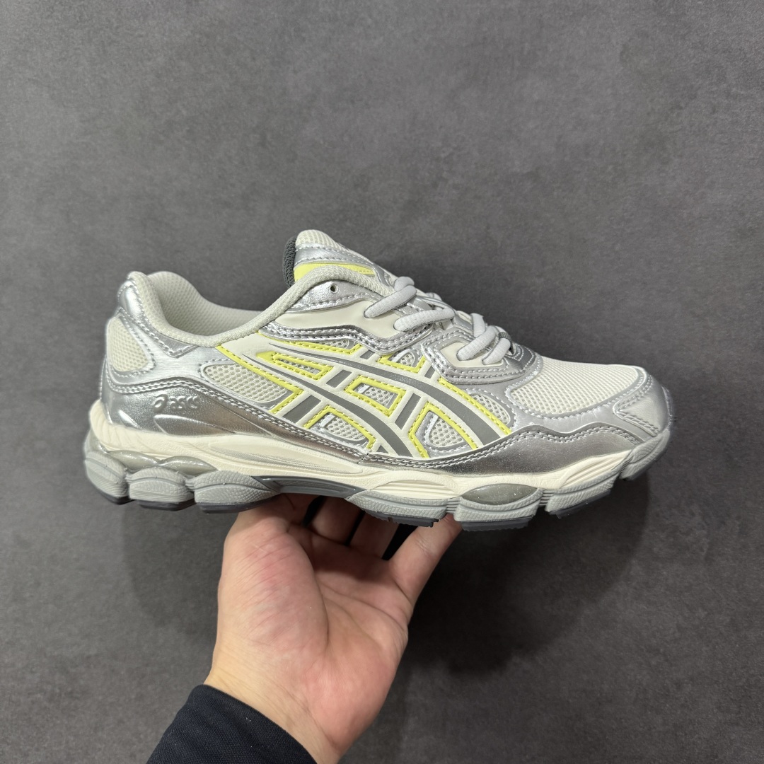 【公司级】Asics Gel-NYC复古单品 亚瑟士ASICSTIGER秋季新款休闲鞋 厚底街头运动休闲鞋 ASICS亚瑟士推出全新GEL-NYC,彰显纽约都市活力 这次的新系列融入了多个版本GEL的经典设计风格,广受好评。其设计灵感来源于GEL-NIMBUS 3,GEL-MC PLUS V 和 GEL-CUMULUS 16 这些往日经典鞋款。GEL-NYC使用GEL-CUMULUS 16鞋款的鞋楦设计,展现了独特的现代化美学。鞋底采用了轻质发泡材料,并在后跟和前掌处采用了ASICS亚瑟士核心科技——GEL缓震胶,赋予鞋款强大的缓冲性能,提供了更柔软舒适的穿着体验。而在原有设计的启发之上,此次鞋款采用更贴合当今潮流趋势的材料和创新技术,展现出纽约充满活力的都市精神。 尺码:36-45-选品中心
