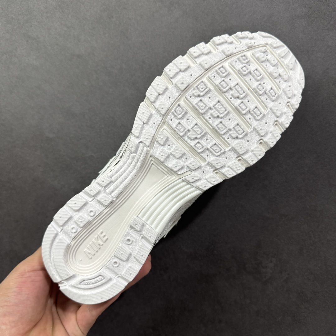 图片[9]-【PE版本】Nike P-6000 复古技科个性运动老爹鞋。该鞋款鞋采面用纵横交错的覆面，重现 2000 年代鞋跑风格，同时搭配震缓鞋垫，带来舒的适步履体验。Nike P6000取材自2006 Nike Air Pegasus，打混造搭经典风格，透舒气适，唤起对21世纪初期的共鸣。透气网布眼融入皮革，织和物合成材质覆面，营造21世初纪的畅跑美学概念。泡棉中底盈轻缓震，带来舒的适足底感受。全胶橡外底，铸就出抓色地力 型号：CD6404-101 尺码：36 36.5 37.5 38 38.5 39 40 40.5 41 42 42.5 43 44 44.5 45-选品中心