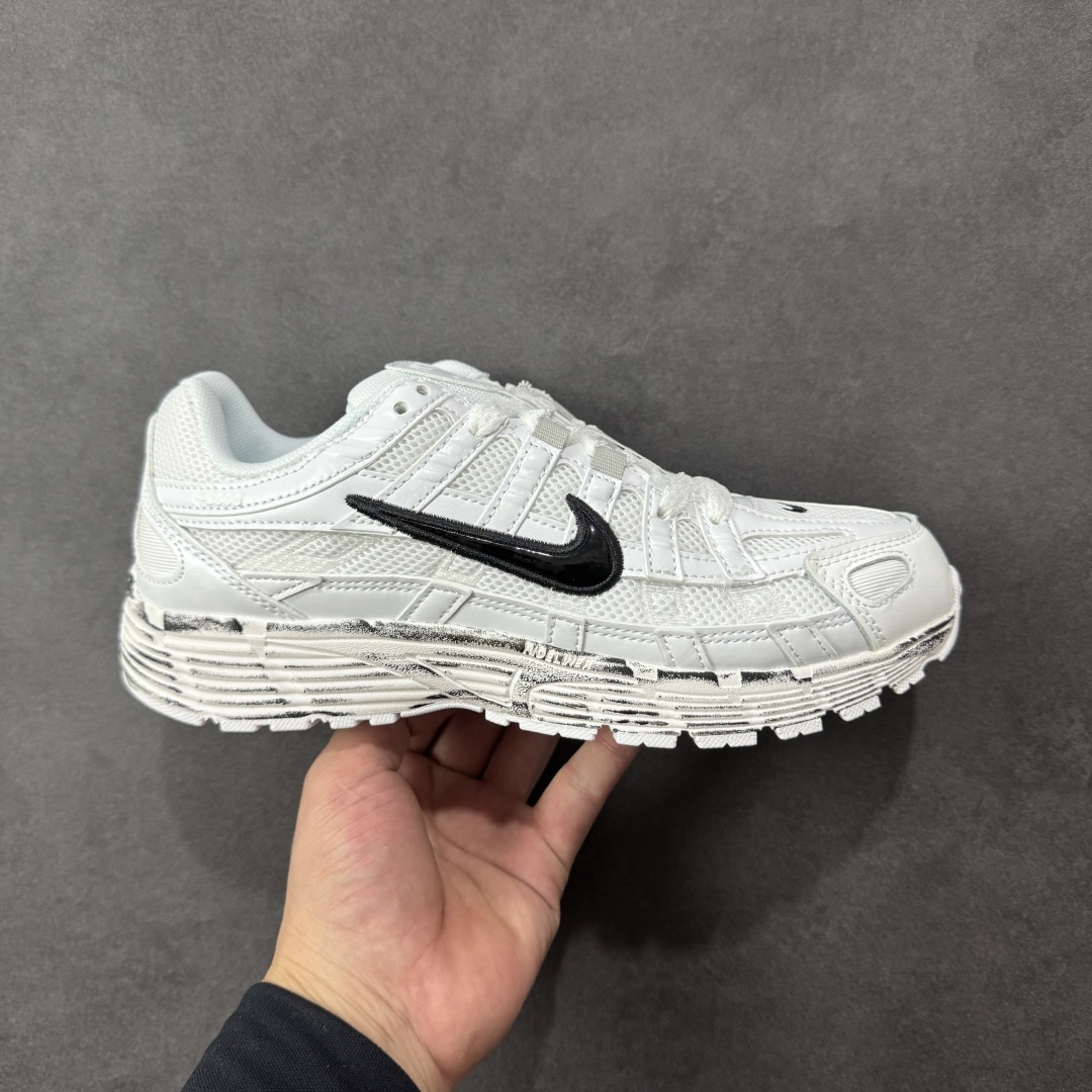 【PE版本】Nike P-6000 复古技科个性运动老爹鞋。该鞋款鞋采面用纵横交错的覆面,重现 2000 年代鞋跑风格,同时搭配震缓鞋垫,带来舒的适步履体验。Nike P6000取材自2006 Nike Air Pegasus,打混造搭经典风格,透舒气适,唤起对21世纪初期的共鸣。透气网布眼融入皮革,织和物合成材质覆面,营造21世初纪的畅跑美学概念。泡棉中底盈轻缓震,带来舒的适足底感受。全胶橡外底,铸就出抓色地力 型号:CD6404-101 尺码:36 36.5 37.5 38 38.5 39 40 40.5 41 42 42.5 43 44 44.5 45-选品中心