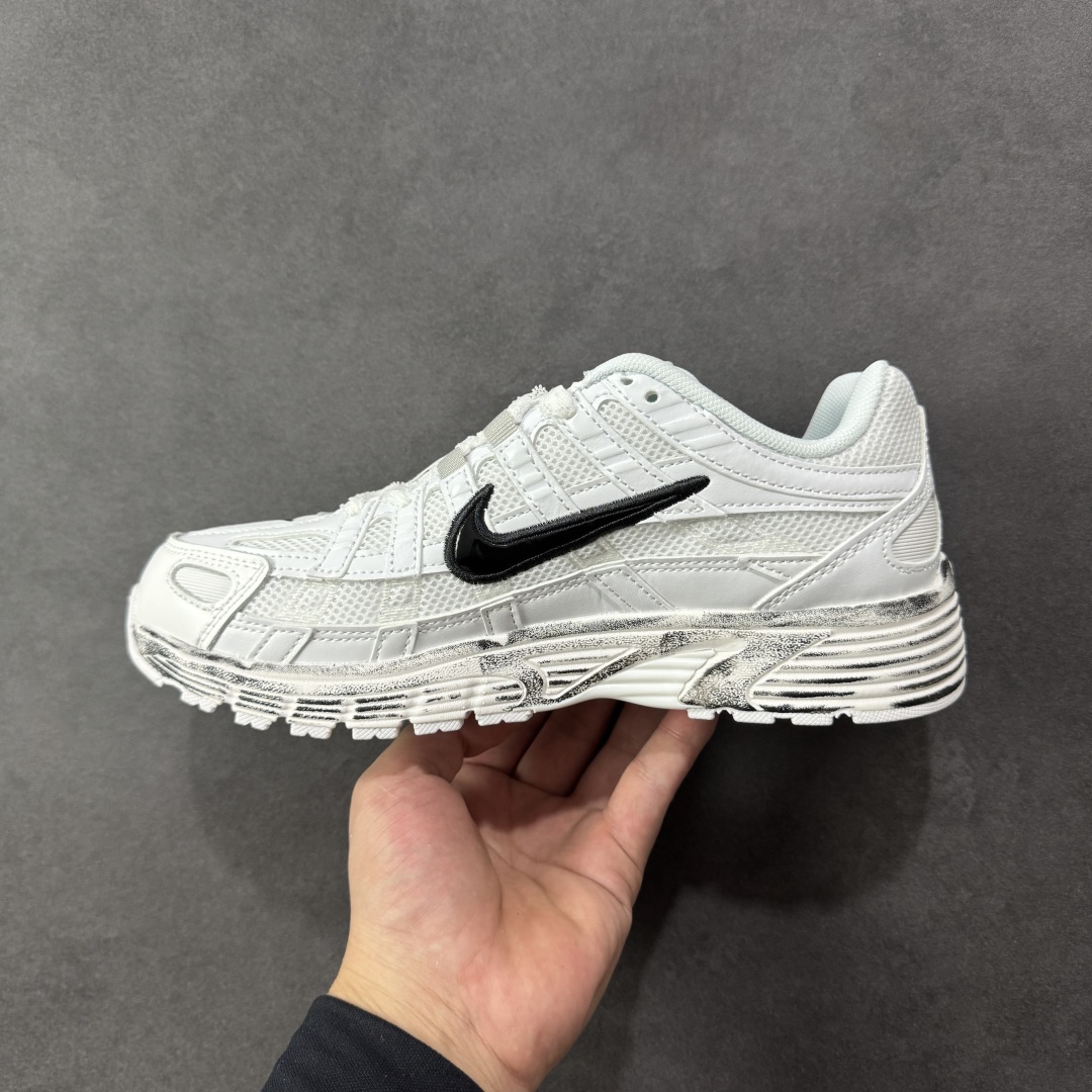 图片[2]-【PE版本】Nike P-6000 复古技科个性运动老爹鞋。该鞋款鞋采面用纵横交错的覆面，重现 2000 年代鞋跑风格，同时搭配震缓鞋垫，带来舒的适步履体验。Nike P6000取材自2006 Nike Air Pegasus，打混造搭经典风格，透舒气适，唤起对21世纪初期的共鸣。透气网布眼融入皮革，织和物合成材质覆面，营造21世初纪的畅跑美学概念。泡棉中底盈轻缓震，带来舒的适足底感受。全胶橡外底，铸就出抓色地力 型号：CD6404-101 尺码：36 36.5 37.5 38 38.5 39 40 40.5 41 42 42.5 43 44 44.5 45-选品中心