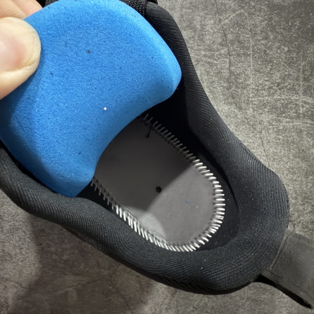 图片[10]-【XE纯原版】Nike Air Zoom Vomero 18 全新科技运动跑鞋 IH4454-001    目前市场最强品质 原版购入开发 鞋面采用硅胶发泡立体印刷 分体式组合大底 上层超临界ZOOM X泡棉 下层一次ReactX泡棉 区别市场一体底 超高质检清洁度 一切材质配件均与原版一致 原楦原纸板开发 匹配原版98%以上 完美弧度版型 原厂鞋标 立体反光鞋盒标 鞋盒防撞海绵 高端玩家必推版本 高价零售必推版本 欢迎对比市面任意版本‼️ 这双鞋简直是时尚与科技的完美融合。 经典黑色鞋面，质感爆棚，搭配超亮眼的银色大勾子，瞬间成为街头焦点。不仅颜值在线，缓震性能更是一绝 不管是日常出街还是慢跑锻炼，都能给双脚极致舒适体验。  码数超全，39- 46 码任你选！别犹豫啦，穿上它，轻松走出潮流范，开启你的时尚运动新旅程！ 码段：36-46-选品中心