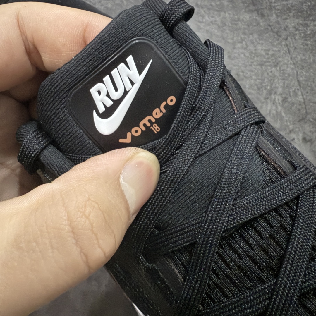 图片[7]-【XE纯原版】Nike Air Zoom Vomero 18 全新科技运动跑鞋 IH4454-001    目前市场最强品质 原版购入开发 鞋面采用硅胶发泡立体印刷 分体式组合大底 上层超临界ZOOM X泡棉 下层一次ReactX泡棉 区别市场一体底 超高质检清洁度 一切材质配件均与原版一致 原楦原纸板开发 匹配原版98%以上 完美弧度版型 原厂鞋标 立体反光鞋盒标 鞋盒防撞海绵 高端玩家必推版本 高价零售必推版本 欢迎对比市面任意版本‼️ 这双鞋简直是时尚与科技的完美融合。 经典黑色鞋面，质感爆棚，搭配超亮眼的银色大勾子，瞬间成为街头焦点。不仅颜值在线，缓震性能更是一绝 不管是日常出街还是慢跑锻炼，都能给双脚极致舒适体验。  码数超全，39- 46 码任你选！别犹豫啦，穿上它，轻松走出潮流范，开启你的时尚运动新旅程！ 码段：36-46-选品中心