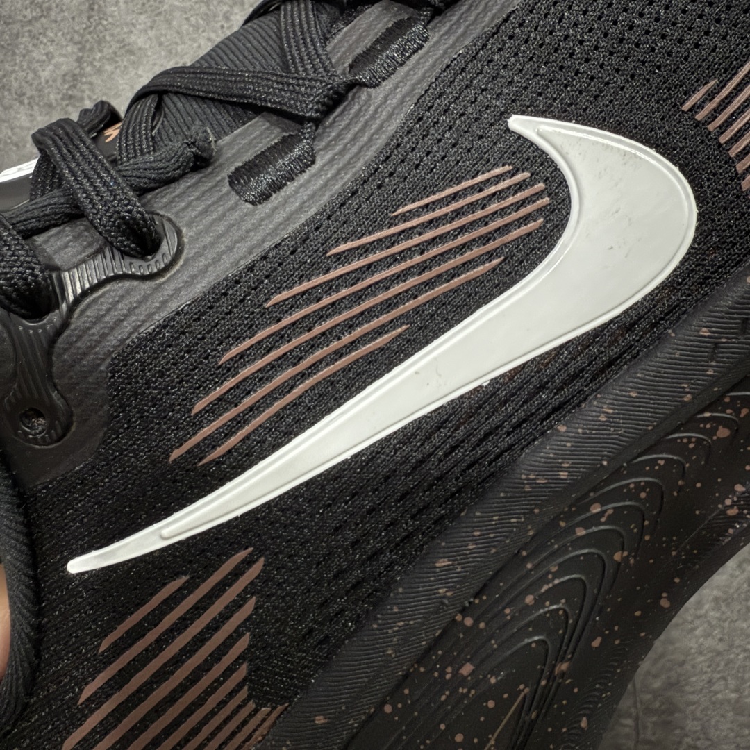 图片[4]-【XE纯原版】Nike Air Zoom Vomero 18 全新科技运动跑鞋 IH4454-001    目前市场最强品质 原版购入开发 鞋面采用硅胶发泡立体印刷 分体式组合大底 上层超临界ZOOM X泡棉 下层一次ReactX泡棉 区别市场一体底 超高质检清洁度 一切材质配件均与原版一致 原楦原纸板开发 匹配原版98%以上 完美弧度版型 原厂鞋标 立体反光鞋盒标 鞋盒防撞海绵 高端玩家必推版本 高价零售必推版本 欢迎对比市面任意版本‼️ 这双鞋简直是时尚与科技的完美融合。 经典黑色鞋面，质感爆棚，搭配超亮眼的银色大勾子，瞬间成为街头焦点。不仅颜值在线，缓震性能更是一绝 不管是日常出街还是慢跑锻炼，都能给双脚极致舒适体验。  码数超全，39- 46 码任你选！别犹豫啦，穿上它，轻松走出潮流范，开启你的时尚运动新旅程！ 码段：36-46-选品中心