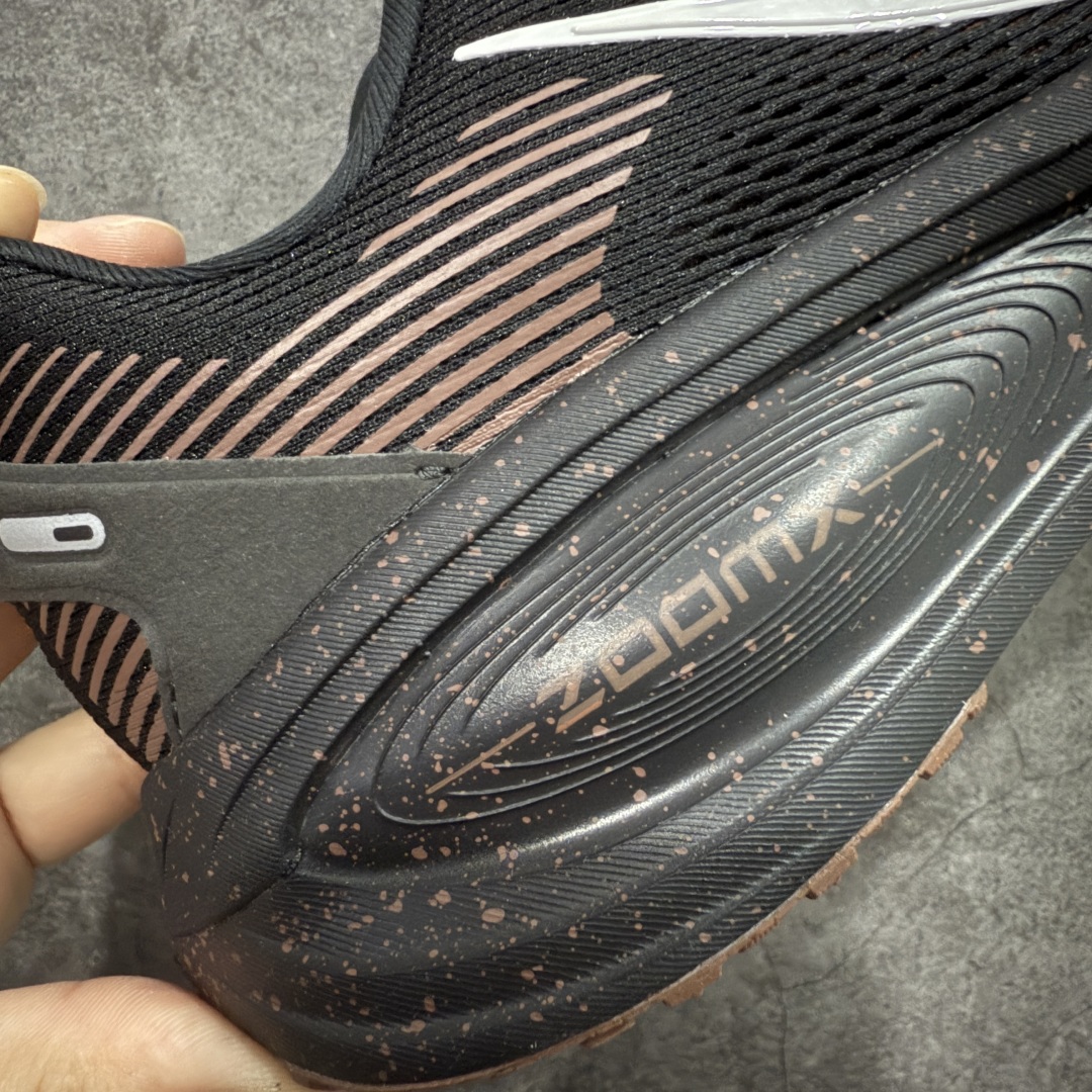 图片[3]-【XE纯原版】Nike Air Zoom Vomero 18 全新科技运动跑鞋 IH4454-001    目前市场最强品质 原版购入开发 鞋面采用硅胶发泡立体印刷 分体式组合大底 上层超临界ZOOM X泡棉 下层一次ReactX泡棉 区别市场一体底 超高质检清洁度 一切材质配件均与原版一致 原楦原纸板开发 匹配原版98%以上 完美弧度版型 原厂鞋标 立体反光鞋盒标 鞋盒防撞海绵 高端玩家必推版本 高价零售必推版本 欢迎对比市面任意版本‼️ 这双鞋简直是时尚与科技的完美融合。 经典黑色鞋面，质感爆棚，搭配超亮眼的银色大勾子，瞬间成为街头焦点。不仅颜值在线，缓震性能更是一绝 不管是日常出街还是慢跑锻炼，都能给双脚极致舒适体验。  码数超全，39- 46 码任你选！别犹豫啦，穿上它，轻松走出潮流范，开启你的时尚运动新旅程！ 码段：36-46-选品中心