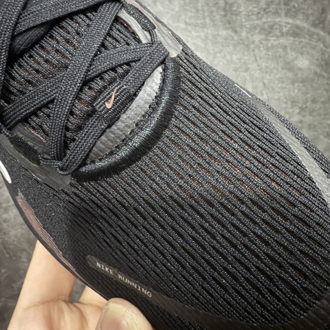 图片[6]-【XE纯原版】Nike Air Zoom Vomero 18 全新科技运动跑鞋 IH4454-001    目前市场最强品质 原版购入开发 鞋面采用硅胶发泡立体印刷 分体式组合大底 上层超临界ZOOM X泡棉 下层一次ReactX泡棉 区别市场一体底 超高质检清洁度 一切材质配件均与原版一致 原楦原纸板开发 匹配原版98%以上 完美弧度版型 原厂鞋标 立体反光鞋盒标 鞋盒防撞海绵 高端玩家必推版本 高价零售必推版本 欢迎对比市面任意版本‼️ 这双鞋简直是时尚与科技的完美融合。 经典黑色鞋面，质感爆棚，搭配超亮眼的银色大勾子，瞬间成为街头焦点。不仅颜值在线，缓震性能更是一绝 不管是日常出街还是慢跑锻炼，都能给双脚极致舒适体验。  码数超全，39- 46 码任你选！别犹豫啦，穿上它，轻松走出潮流范，开启你的时尚运动新旅程！ 码段：36-46-选品中心