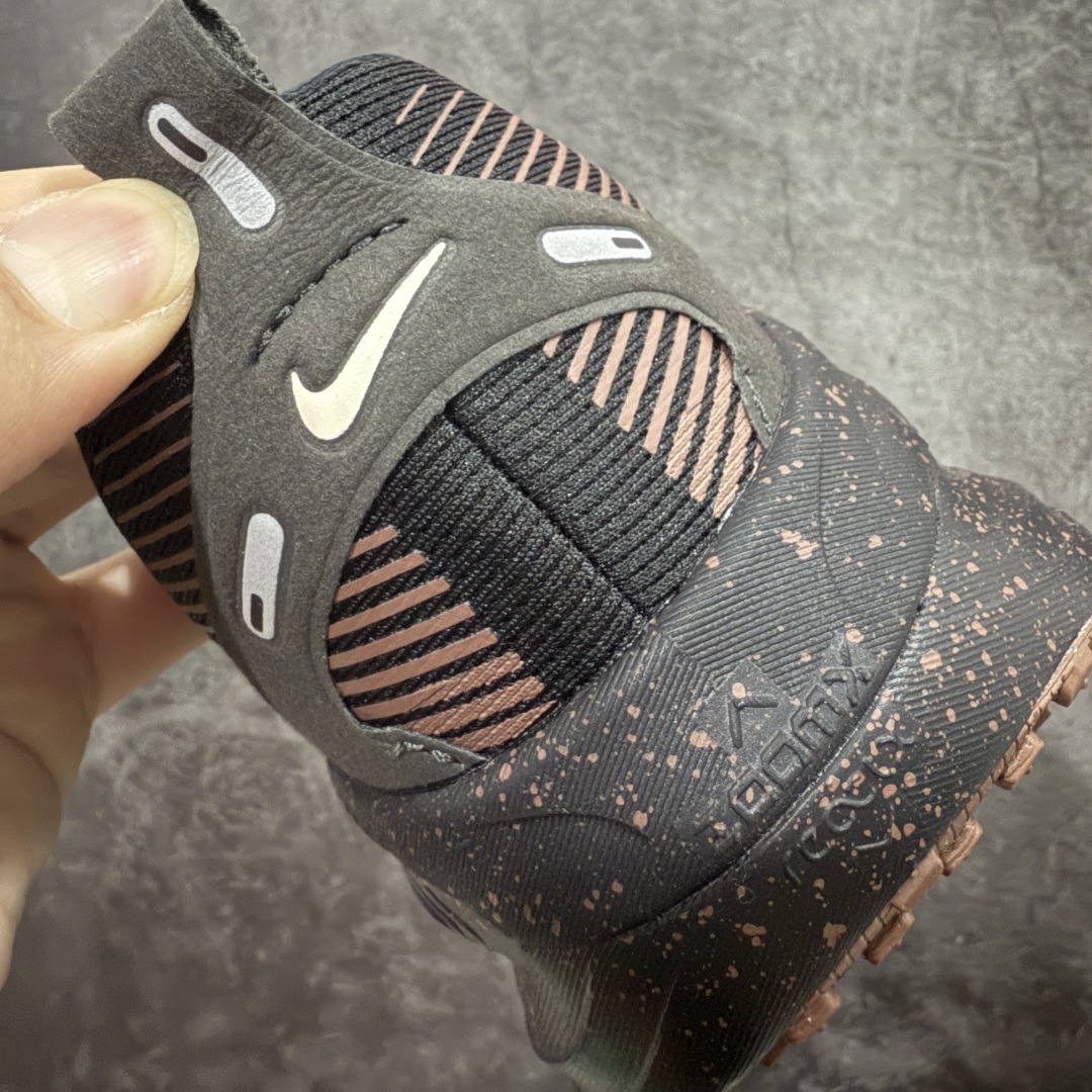 图片[2]-【XE纯原版】Nike Air Zoom Vomero 18 全新科技运动跑鞋 IH4454-001    目前市场最强品质 原版购入开发 鞋面采用硅胶发泡立体印刷 分体式组合大底 上层超临界ZOOM X泡棉 下层一次ReactX泡棉 区别市场一体底 超高质检清洁度 一切材质配件均与原版一致 原楦原纸板开发 匹配原版98%以上 完美弧度版型 原厂鞋标 立体反光鞋盒标 鞋盒防撞海绵 高端玩家必推版本 高价零售必推版本 欢迎对比市面任意版本‼️ 这双鞋简直是时尚与科技的完美融合。 经典黑色鞋面，质感爆棚，搭配超亮眼的银色大勾子，瞬间成为街头焦点。不仅颜值在线，缓震性能更是一绝 不管是日常出街还是慢跑锻炼，都能给双脚极致舒适体验。  码数超全，39- 46 码任你选！别犹豫啦，穿上它，轻松走出潮流范，开启你的时尚运动新旅程！ 码段：36-46-选品中心