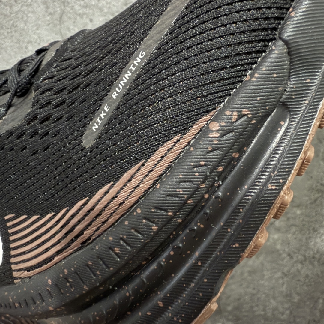 图片[5]-【XE纯原版】Nike Air Zoom Vomero 18 全新科技运动跑鞋 IH4454-001    目前市场最强品质 原版购入开发 鞋面采用硅胶发泡立体印刷 分体式组合大底 上层超临界ZOOM X泡棉 下层一次ReactX泡棉 区别市场一体底 超高质检清洁度 一切材质配件均与原版一致 原楦原纸板开发 匹配原版98%以上 完美弧度版型 原厂鞋标 立体反光鞋盒标 鞋盒防撞海绵 高端玩家必推版本 高价零售必推版本 欢迎对比市面任意版本‼️ 这双鞋简直是时尚与科技的完美融合。 经典黑色鞋面，质感爆棚，搭配超亮眼的银色大勾子，瞬间成为街头焦点。不仅颜值在线，缓震性能更是一绝 不管是日常出街还是慢跑锻炼，都能给双脚极致舒适体验。  码数超全，39- 46 码任你选！别犹豫啦，穿上它，轻松走出潮流范，开启你的时尚运动新旅程！ 码段：36-46-选品中心