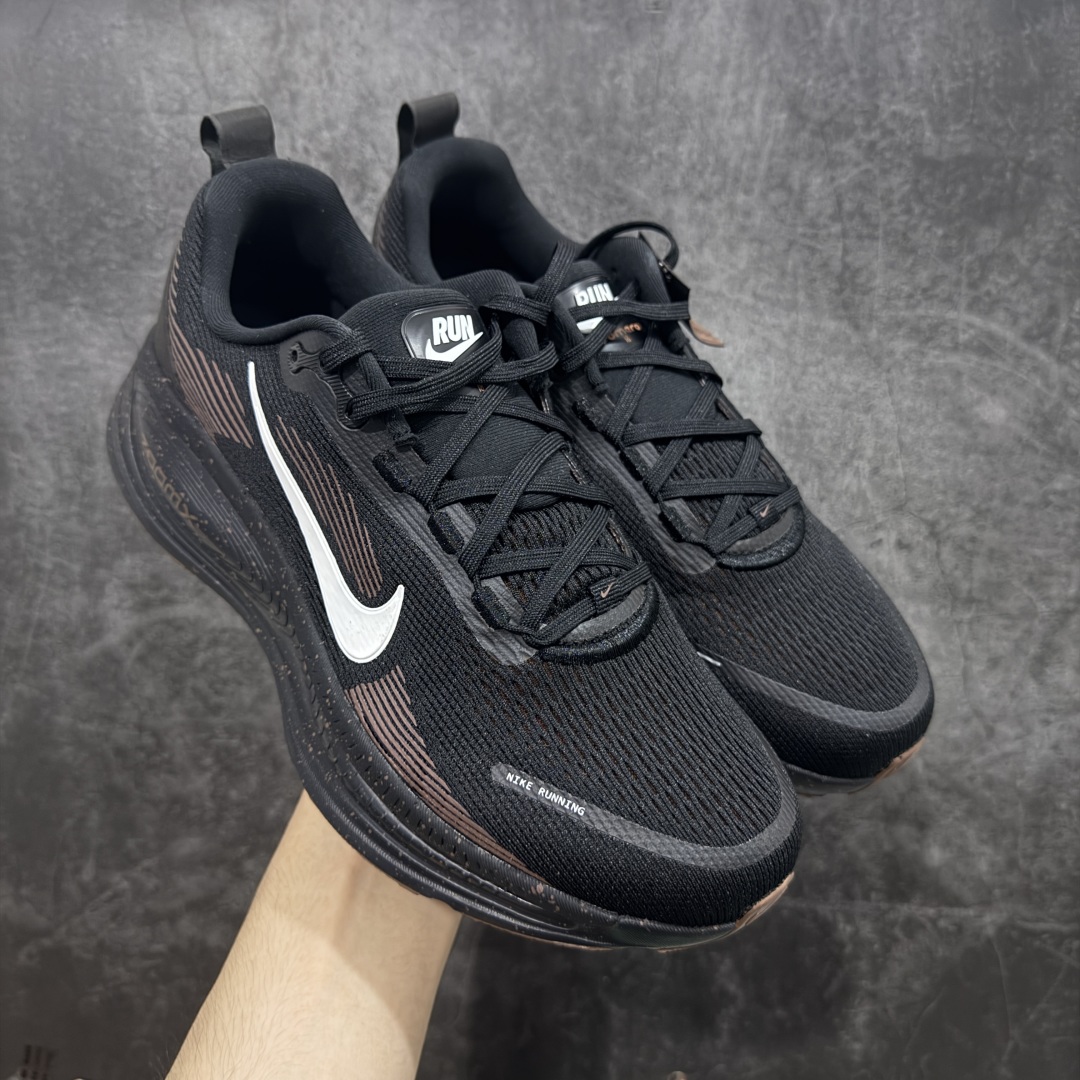 【XE纯原版】Nike Air Zoom Vomero 18 全新科技运动跑鞋 IH4454-001    目前市场最强品质 原版购入开发 鞋面采用硅胶发泡立体印刷 分体式组合大底 上层超临界ZOOM X泡棉 下层一次ReactX泡棉 区别市场一体底 超高质检清洁度 一切材质配件均与原版一致 原楦原纸板开发 匹配原版98%以上 完美弧度版型 原厂鞋标 立体反光鞋盒标 鞋盒防撞海绵 高端玩家必推版本 高价零售必推版本 欢迎对比市面任意版本‼️ 这双鞋简直是时尚与科技的完美融合。 经典黑色鞋面,质感爆棚,搭配超亮眼的银色大勾子,瞬间成为街头焦点。不仅颜值在线,缓震性能更是一绝 不管是日常出街还是慢跑锻炼,都能给双脚极致舒适体验。  码数超全,39- 46 码任你选!别犹豫啦,穿上它,轻松走出潮流范,开启你的时尚运动新旅程! 码段:36-46-选品中心